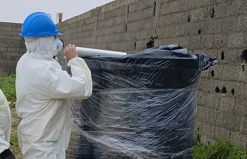 La promotora de las obras en la antigua conservera en Tarifa finaliza la retirada del amianto conforme a la normativa de la Junta de Andalucía.
