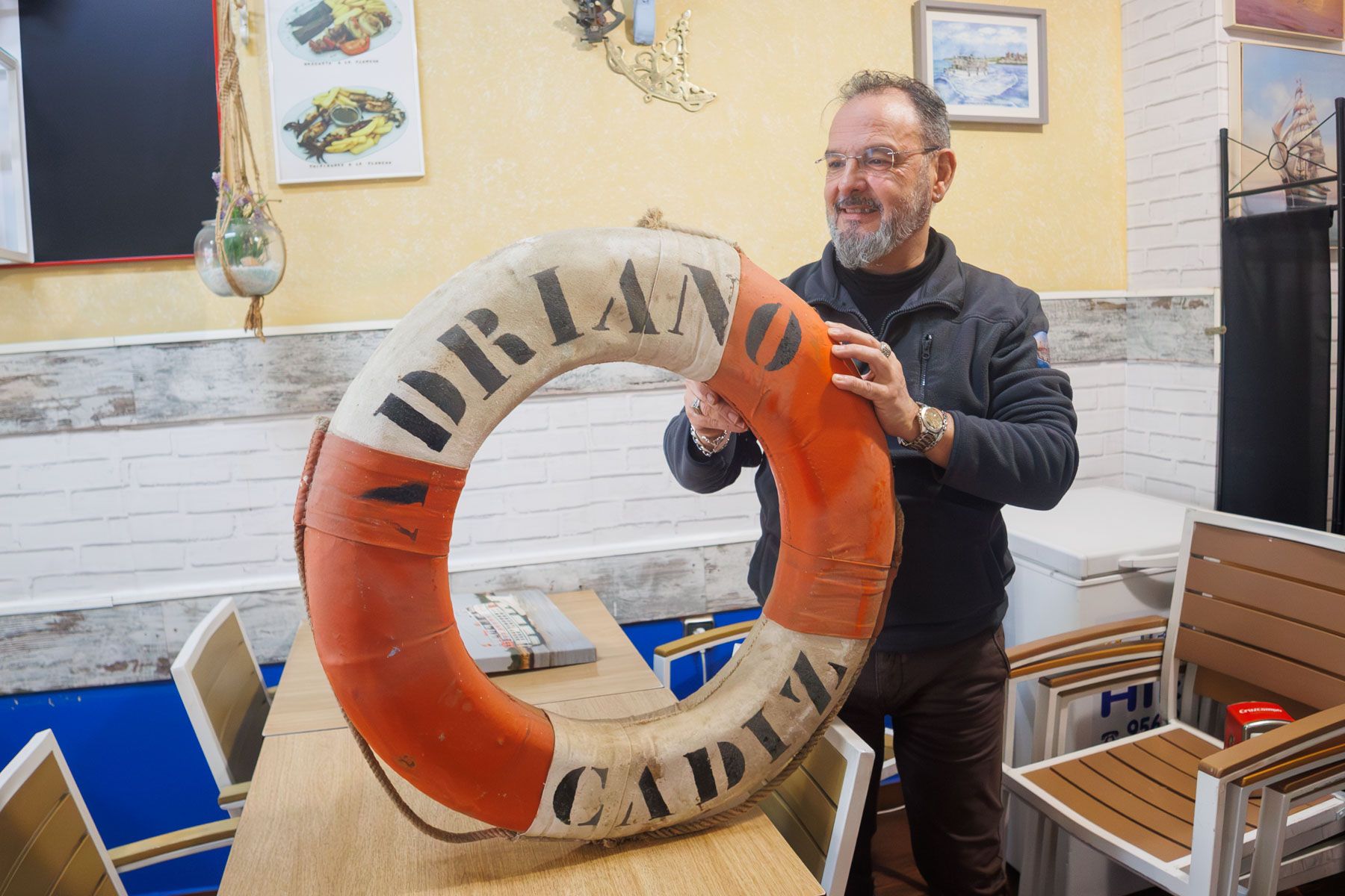 José María Guilleto, junto al salvavidas del Vaporcito que adorna el bar Los Pepes de Lola en El Puerto.
