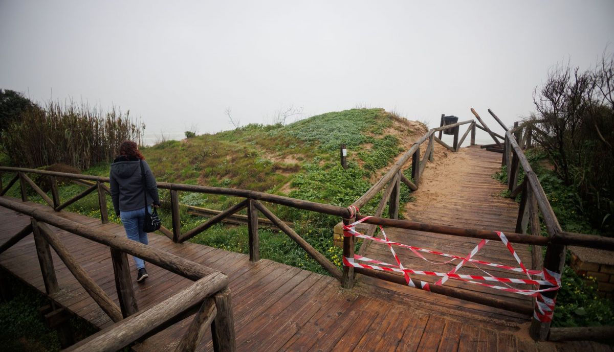 Los accesos de la playa de Punta Candor, cerrados por motivos de seguridad en Rota.