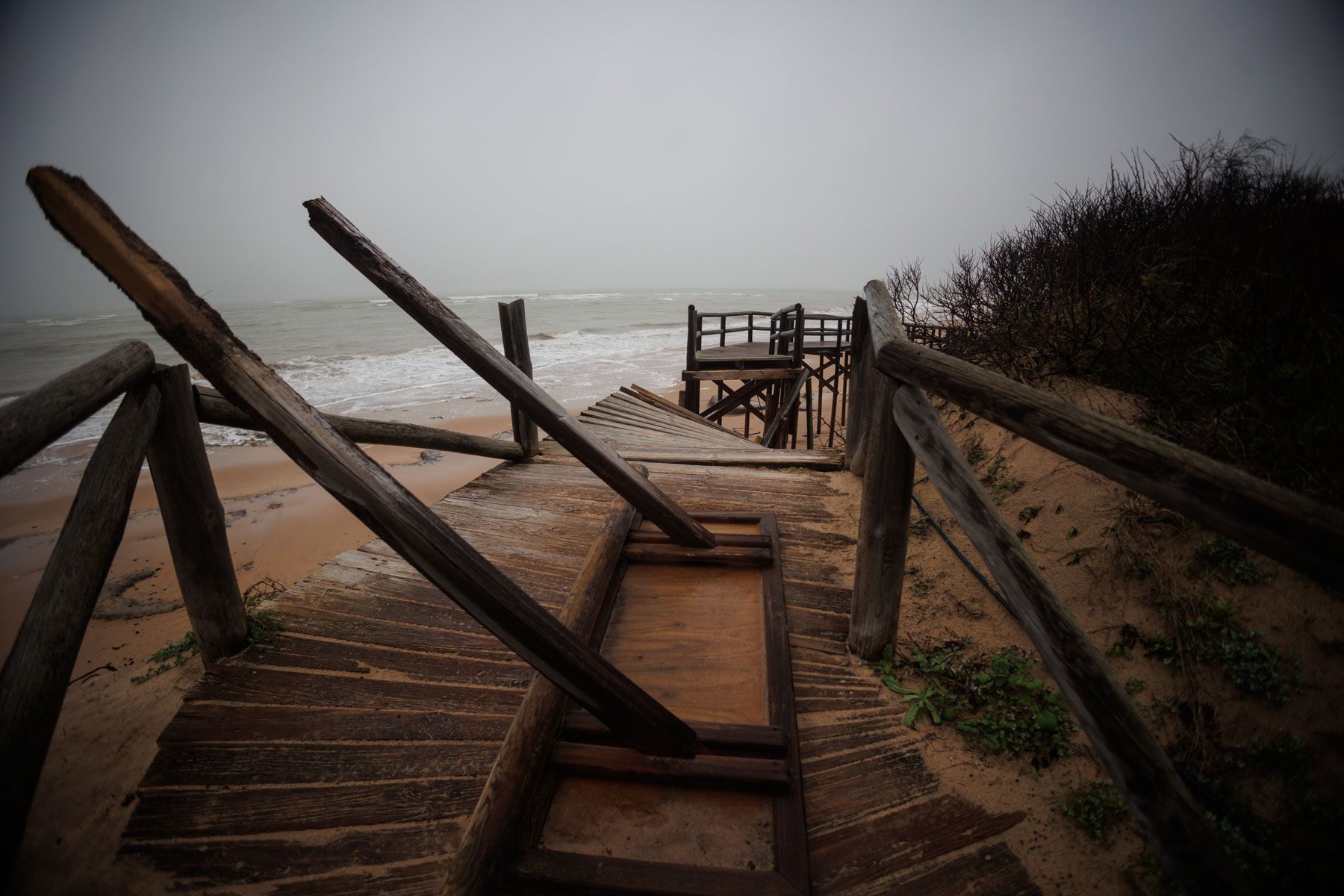 Pasarelas destrozadas en la playa de Punta Candor, en Rota.
