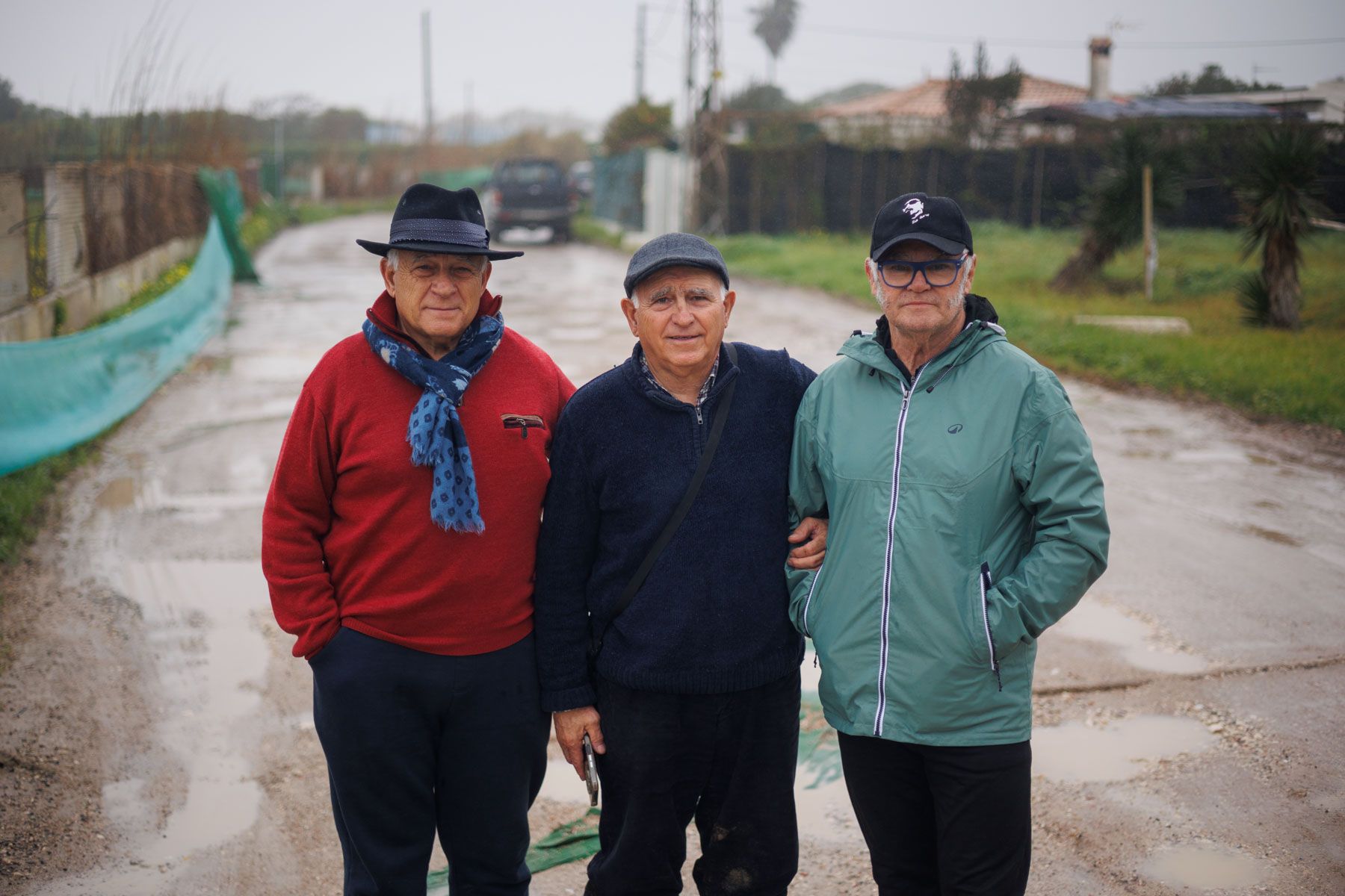 Los hermanos Juan y Pablo Fernández Salado, y Juan José Guerra, vecinos de Aguadulce, en Rota. Los hermanos Juan y Pablo Fernández Salado, y Juan José Guerra, vecinos de Aguadulce, en Rota.