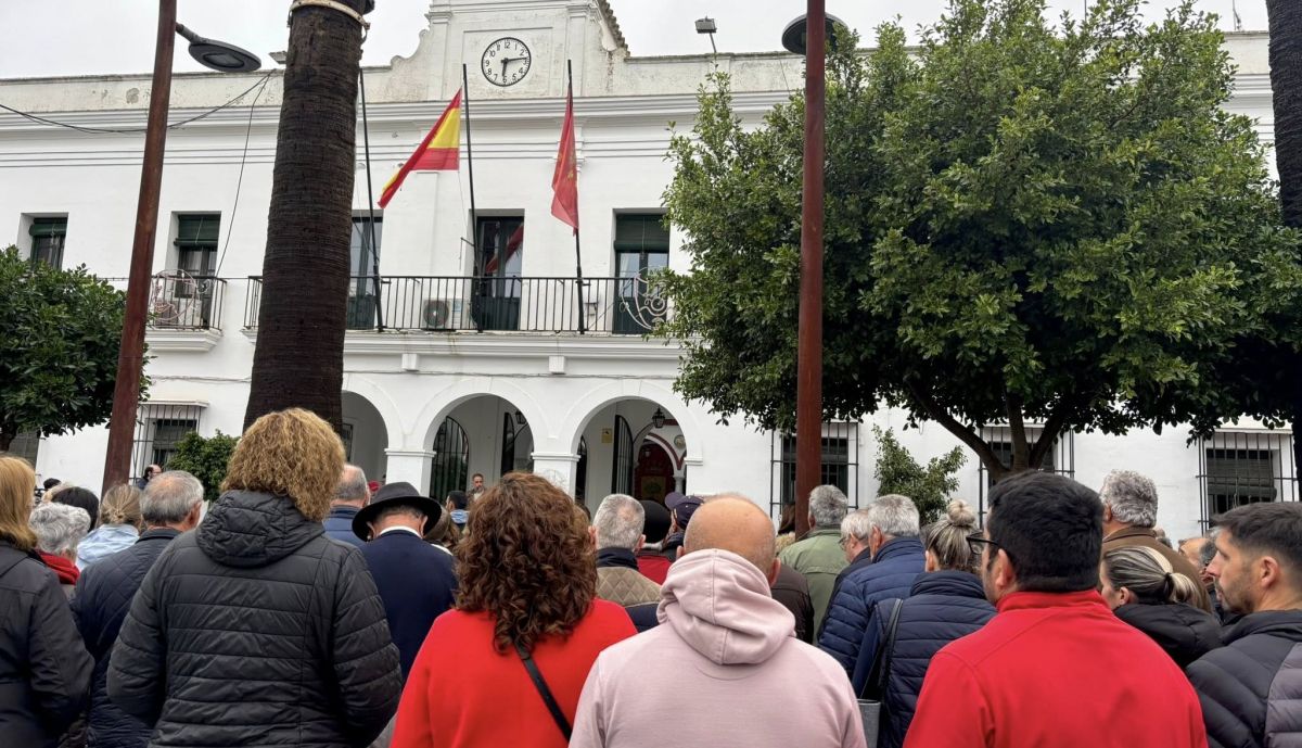 El pueblo de Trebujena está harto de cortes de luz.