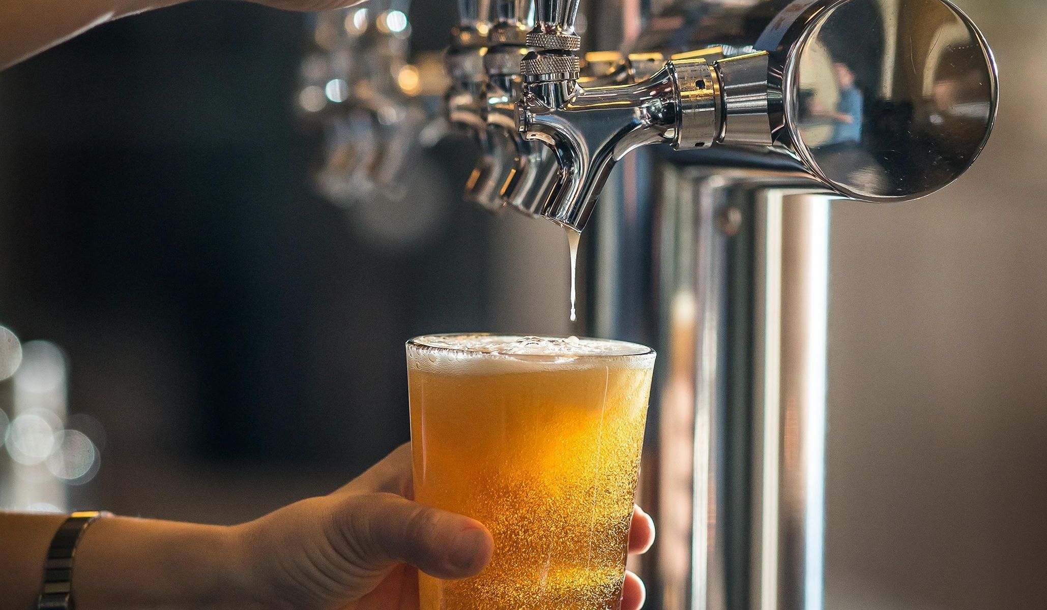 Una cerveza en un bar.
