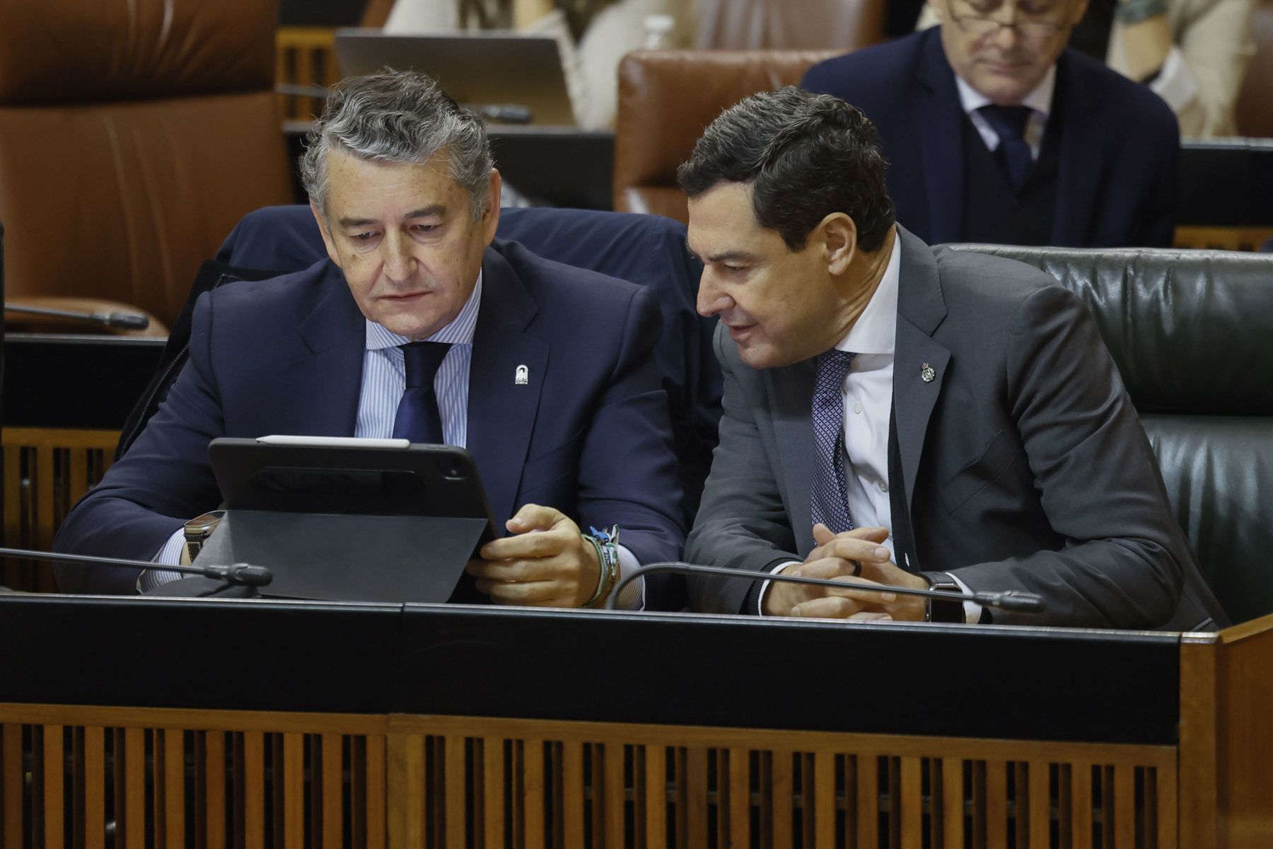 Juanma Moreno y Antonio Sanz, en el pleno del Parlamento este miércoles.