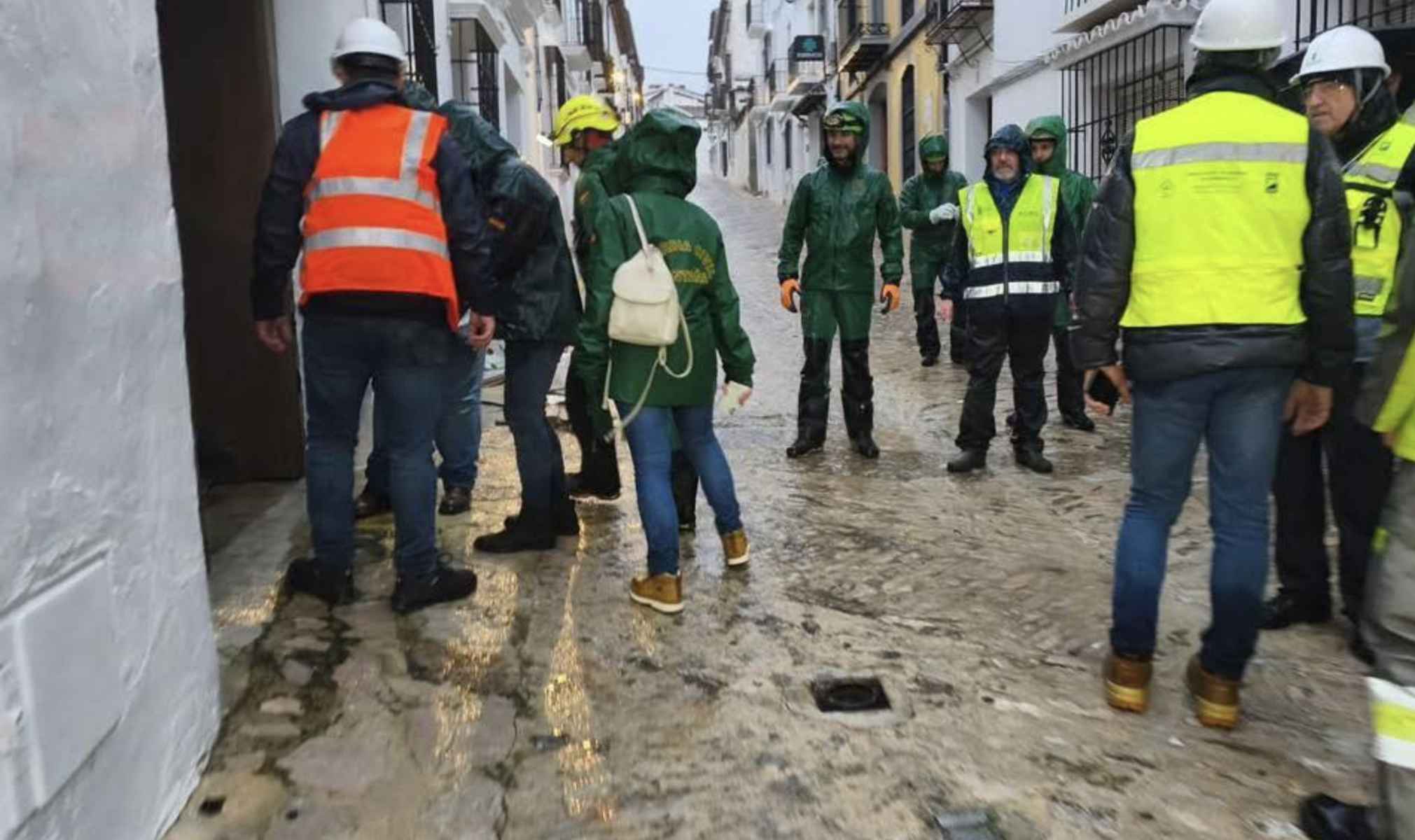 Vecinos de Grazalema, en la primera entrada controlada al pueblo para necesidades básicas.