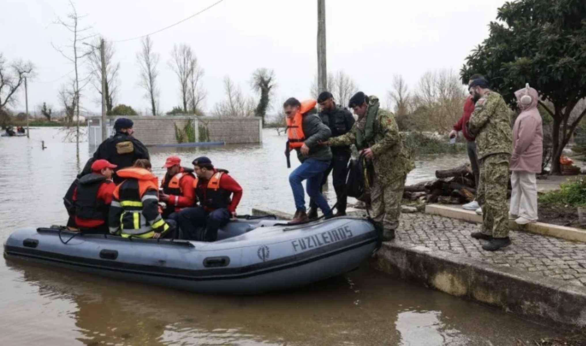 Efectivos de la Infantería de Marina de Portugal rescatan a varias personas en medio del temporal. jpg