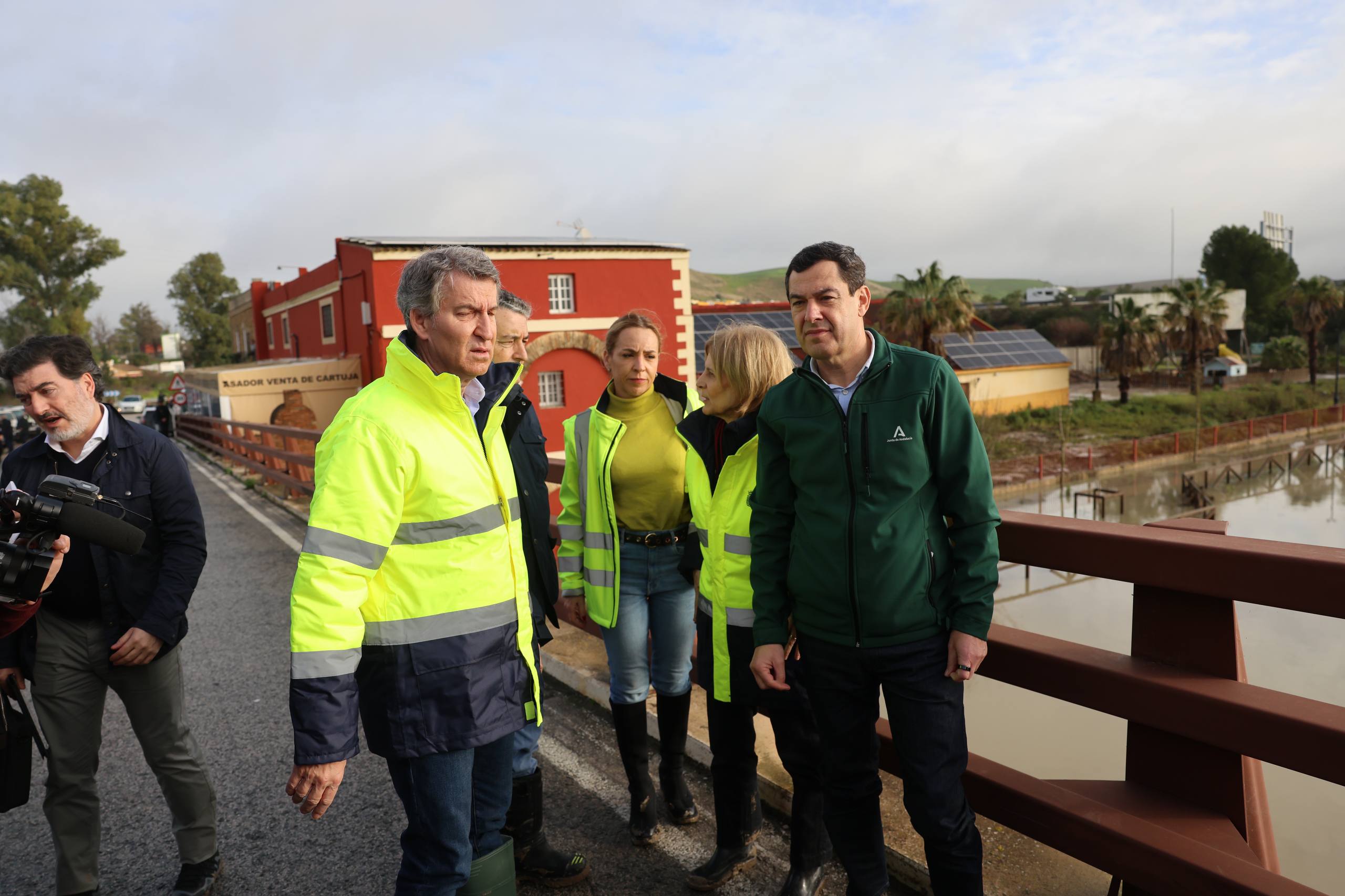 El presidente de la Junta, Juanma Moreno, junto al líder del PP, Alberto Núñez Feijóo, la alcaldesa Jerez María José García-Pelayo, y presidenta de Diputación, Almudena Martínez, junto al Guadalete.
