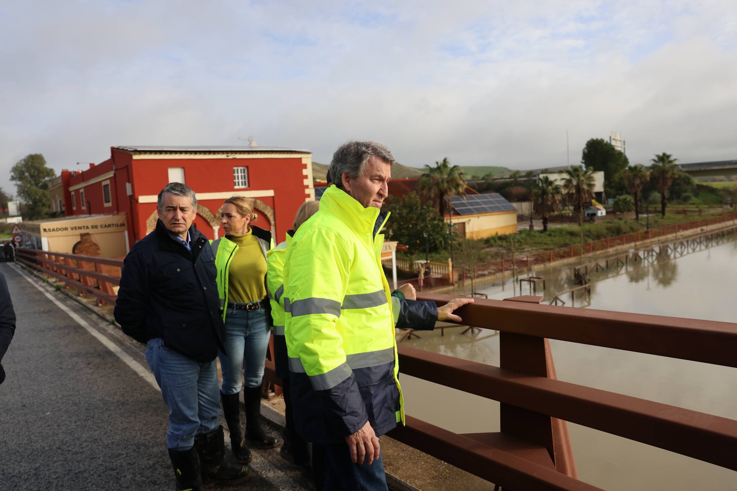 El líder del PP, Alberto Núñez Feijó, de visita en Jerez, visitando zonas inundadas por el Guadalete.