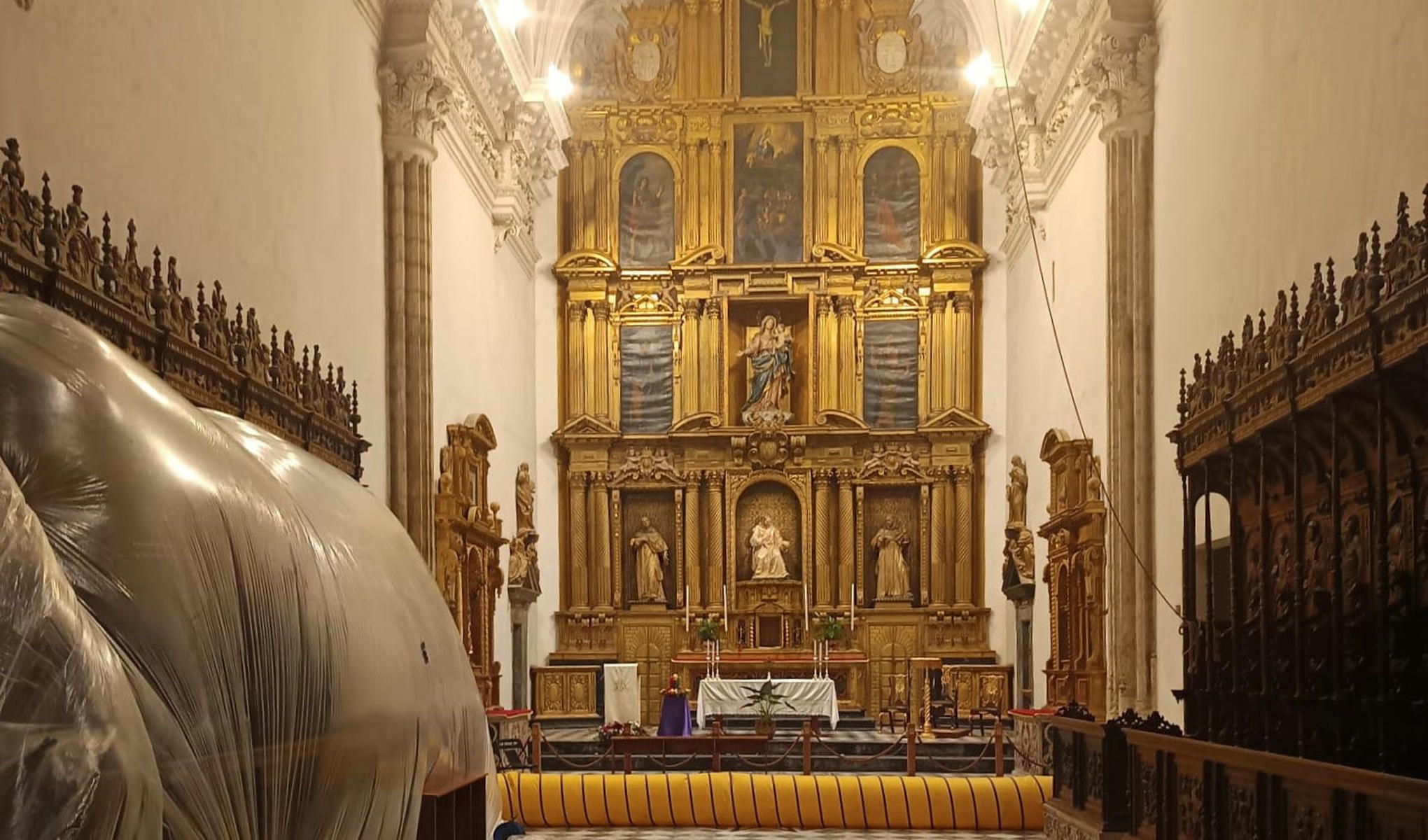 Un momento del tratamiento contra la carcoma en La Cartuja en Jerez. 
