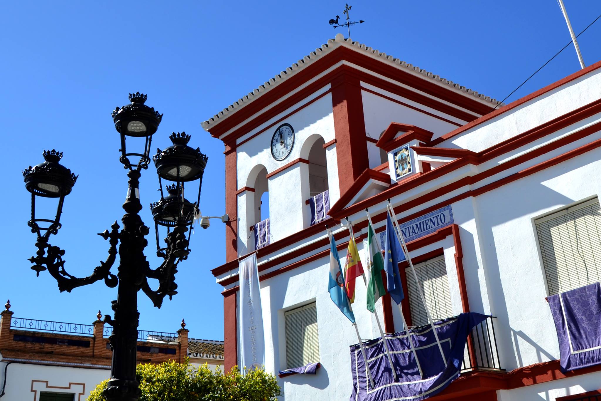 La fachada del Ayuntamiento de Benacazón, en la provincia de Sevilla.