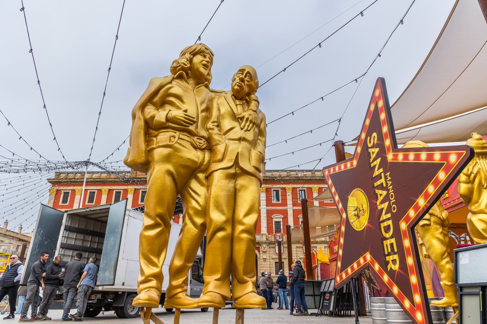 Estatua de La chirigota de Juan en la Plaza del Rey de San Fernando. 