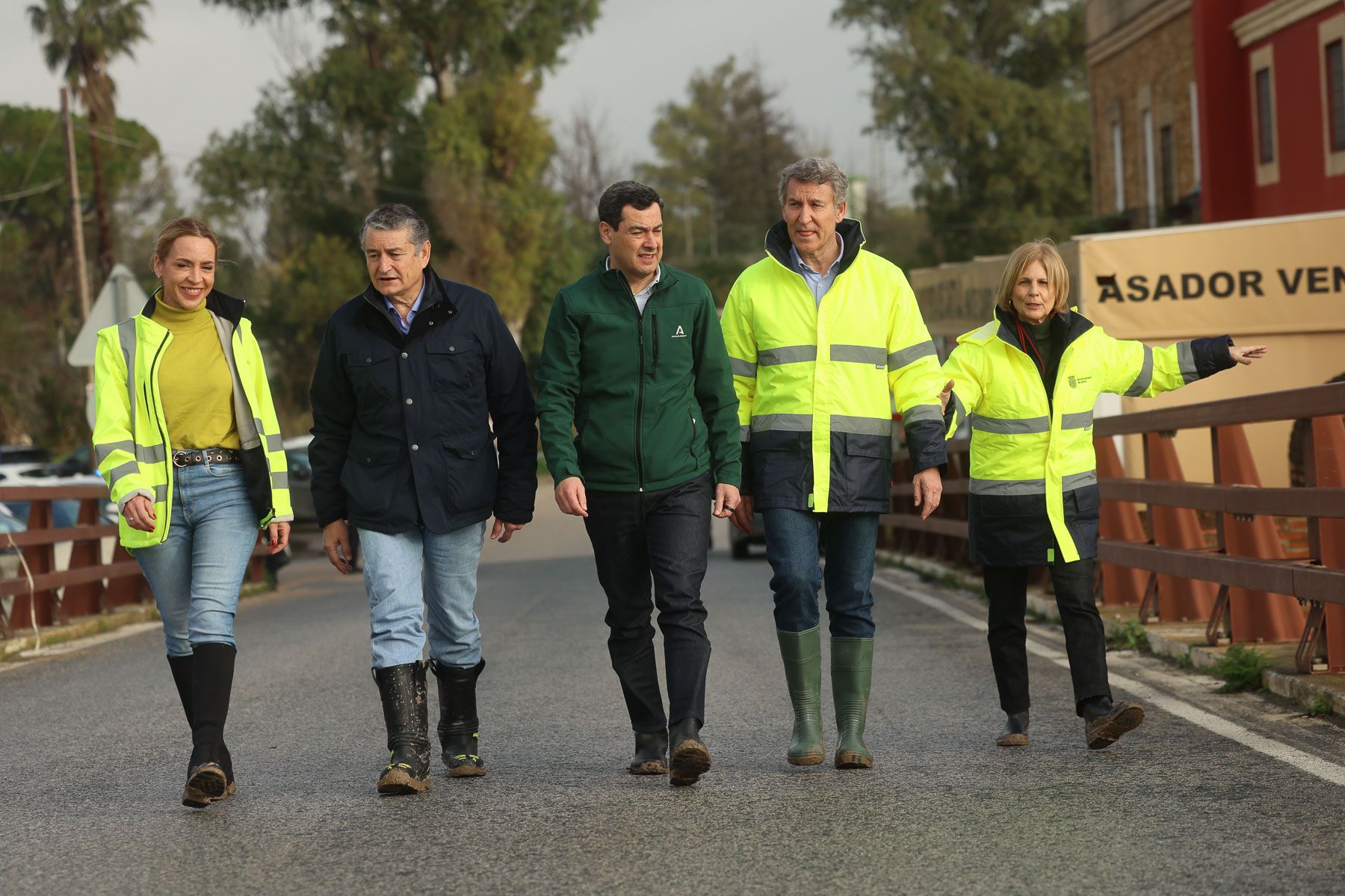 La presidenta de Diputación, Almudena Martínez, el consejero Antonio Sanz, el presidente de la Junta, Juanma Moreno, junto al líder del PP, Alberto Núñez Feijóo y la alcaldesa Jerez María José García-Pelayo.