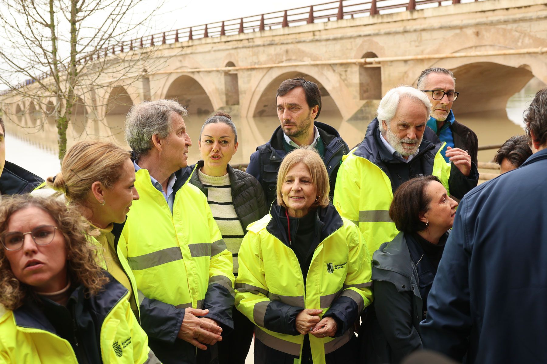 La alcaldesa María José García-Pelayo, junto a Alberto Núñez Feijóo, la presidenta de Diputación Almudena Martínez y miembros de su gobierno, junto al Guadalete.