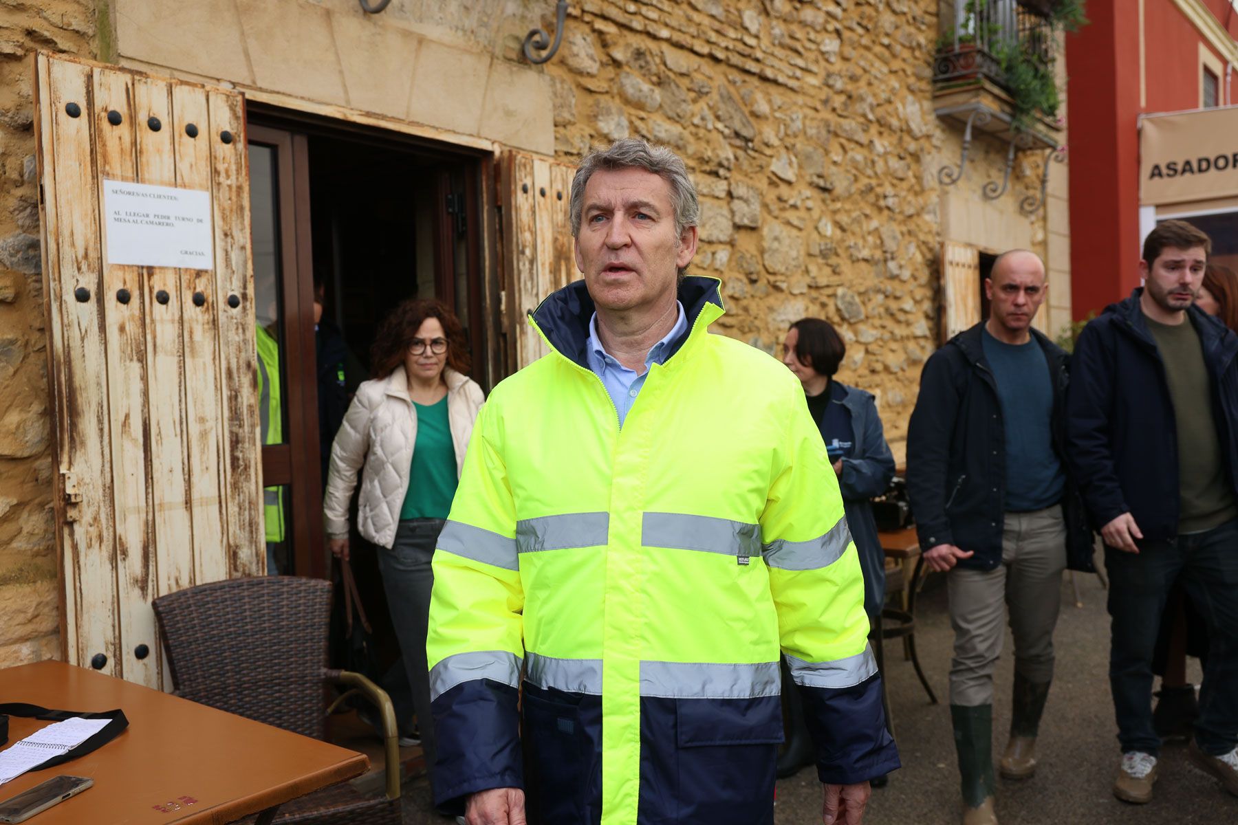 Alberto Núñez Feijóo, líder del PP, saliendo de la Venta de Cartuja, en Jerez.