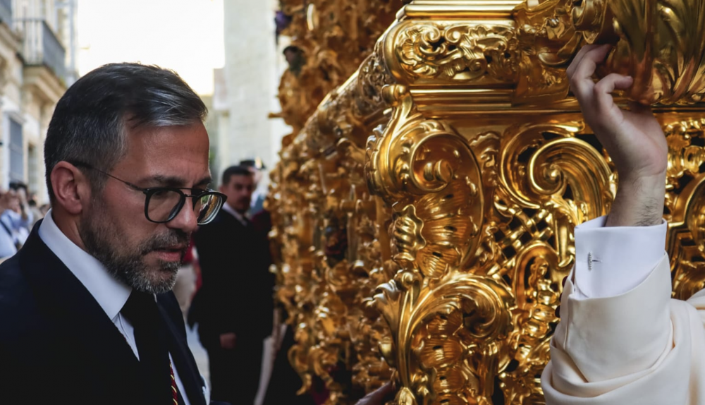 Raúl Rodríguez mandando en el paso del Soberano Poder.