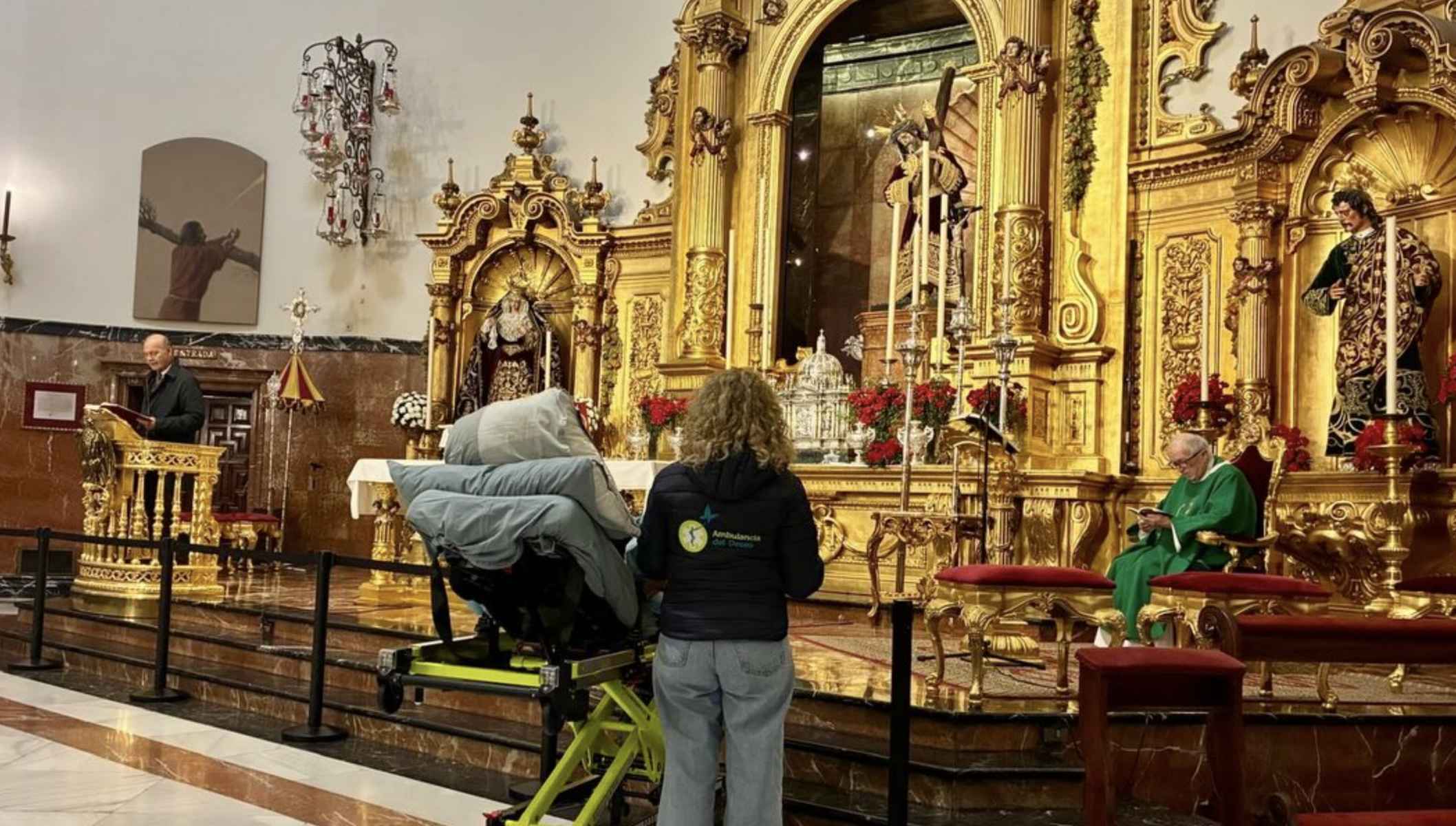 Carmen, rezando ante el Gran Poder.