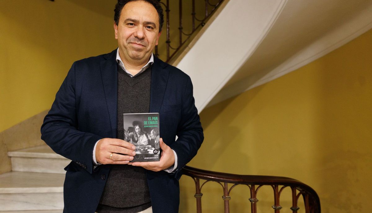 El periodista y escritor posando con su último libro. 