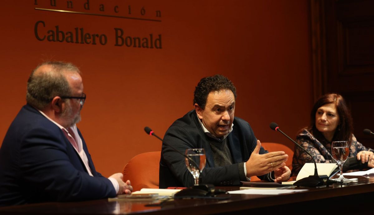 Álvaro Romero, junto a David Montes y Josefa Parra, interviniendo en la presentación del libro.