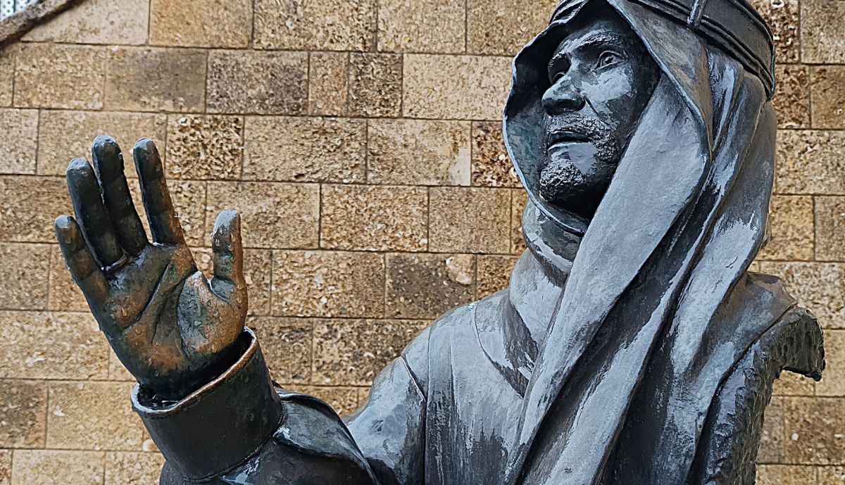 Busto de Manuel Moreno Pavón, visión lateral izquierda, detalle de sus gestos.