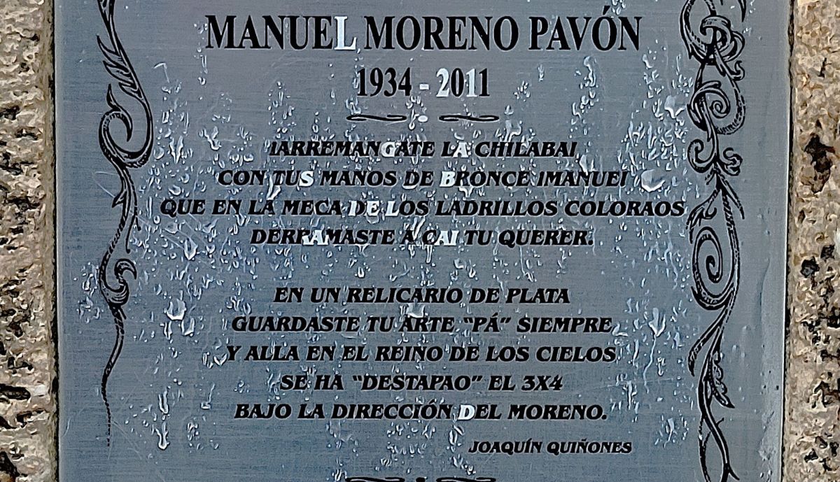 9 Placa conmemorativa frontal