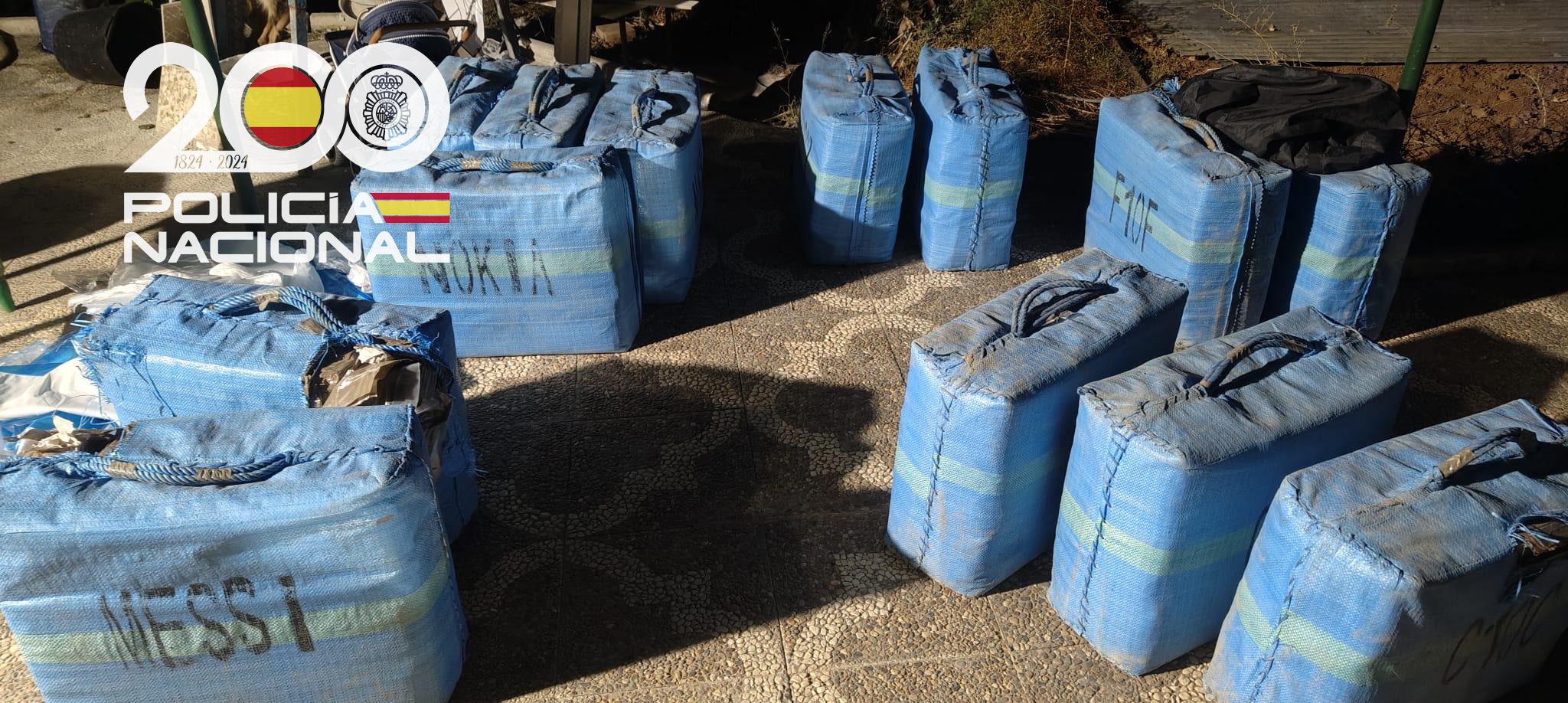 La droga incautada en el Guadalquivir.