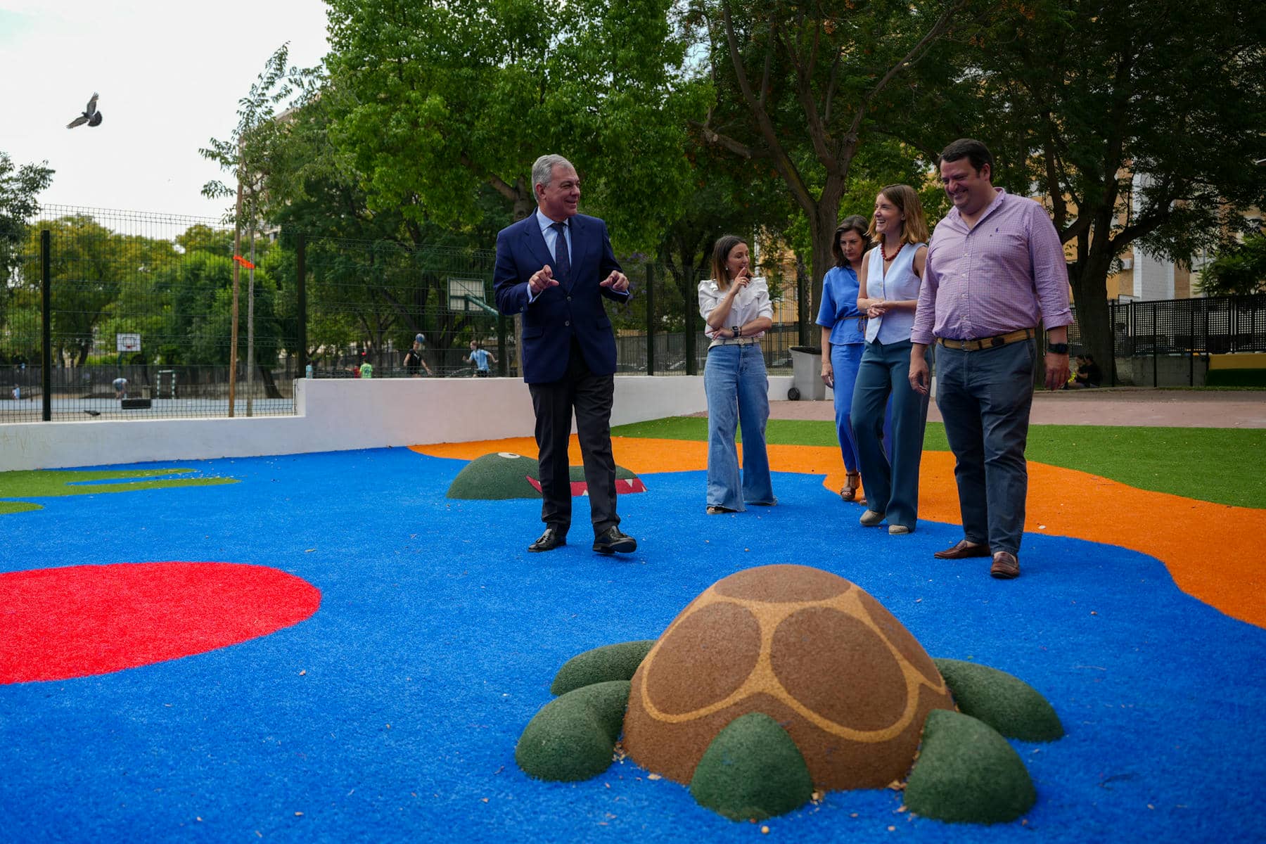 El alcalde de Sevilla, en una visita a un centro educativo.