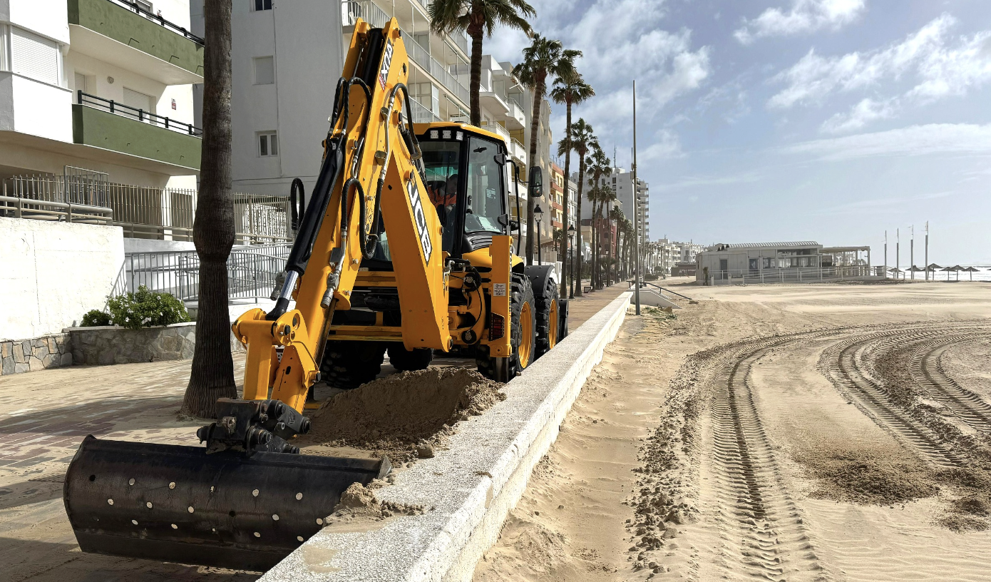 Trabajos en la playa de La Costilla en Rota.