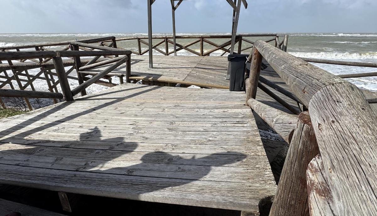 Pasarela dañada por los temporales.