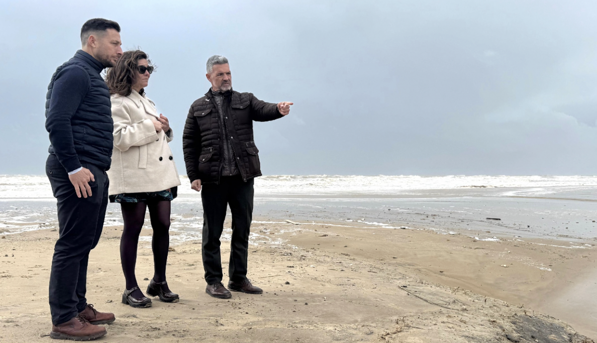 El equipo de gobierno revisa las playas del municipio.