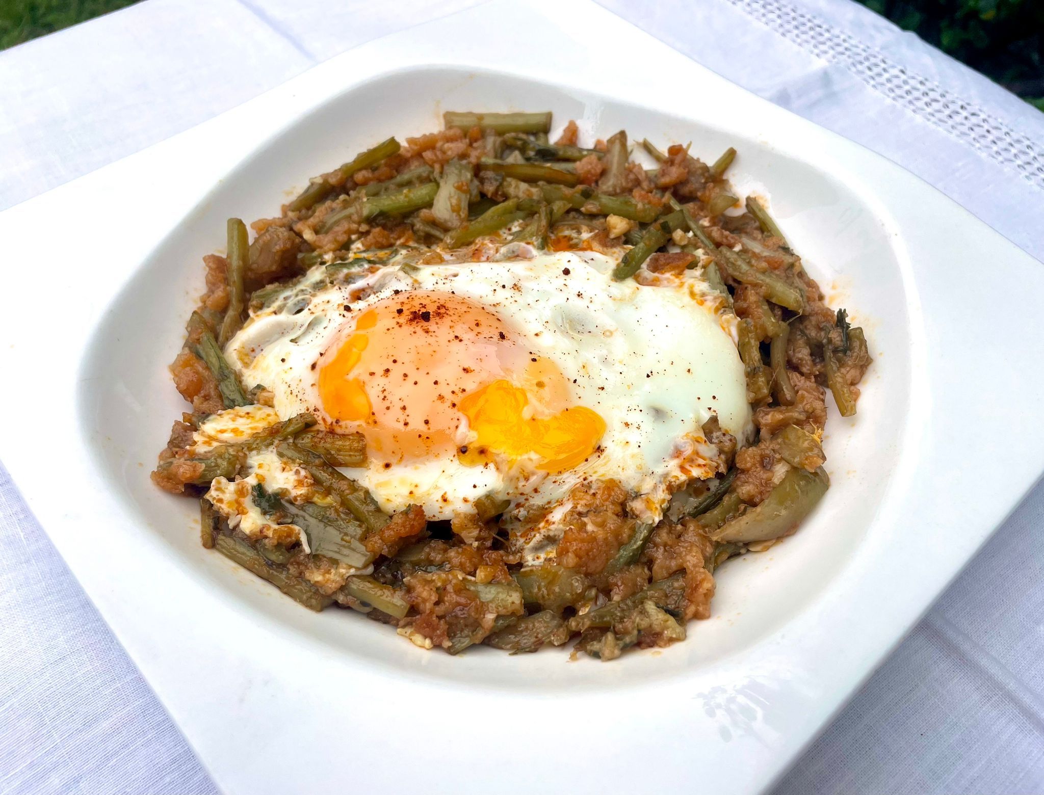 Plato de tagarninas 'esparragás' con huevo. 