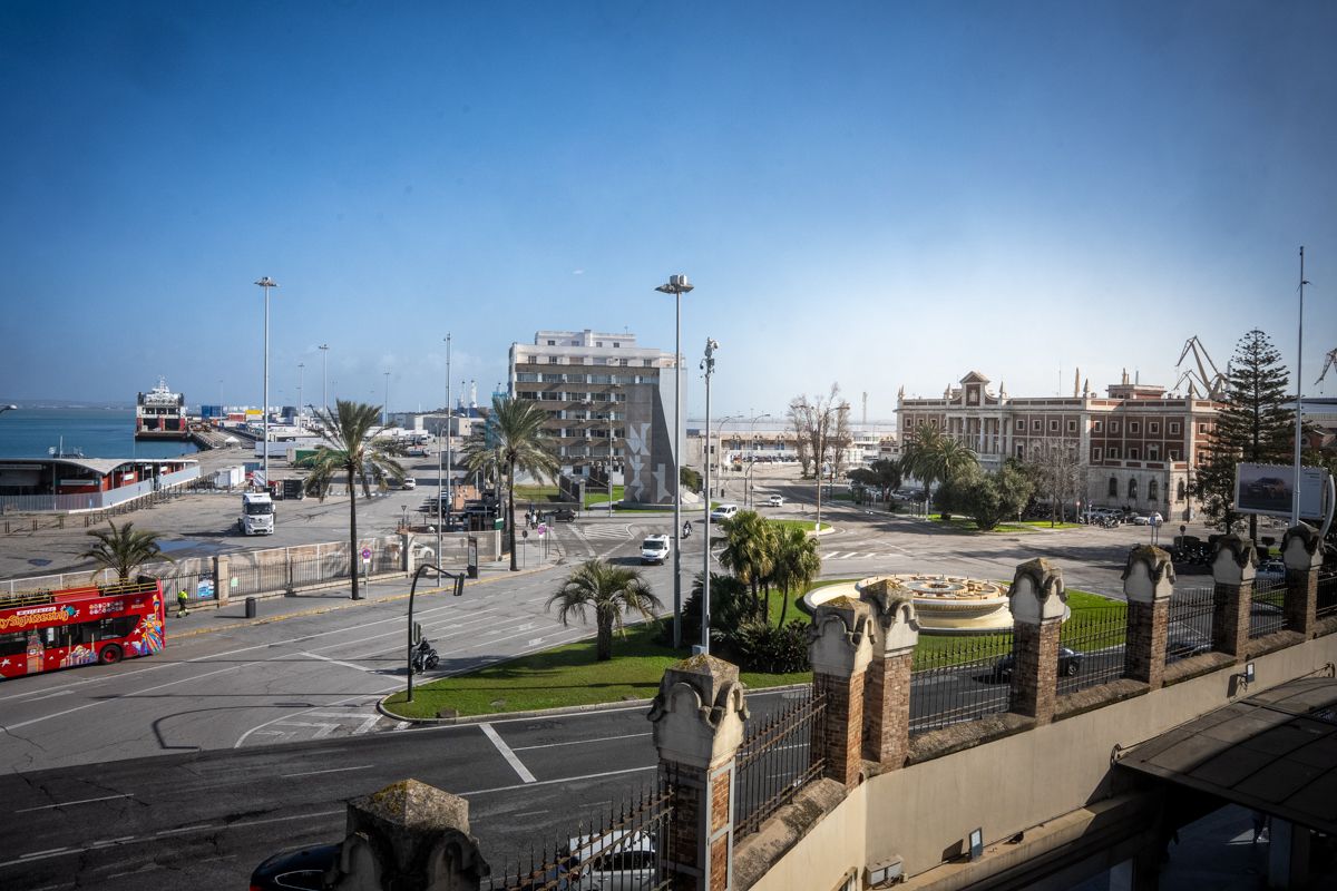 La plaza de Sevilla, con el puerto a la izquierda y la aduana a derribar a la derecha, vista desde el Palacio de Congresos.