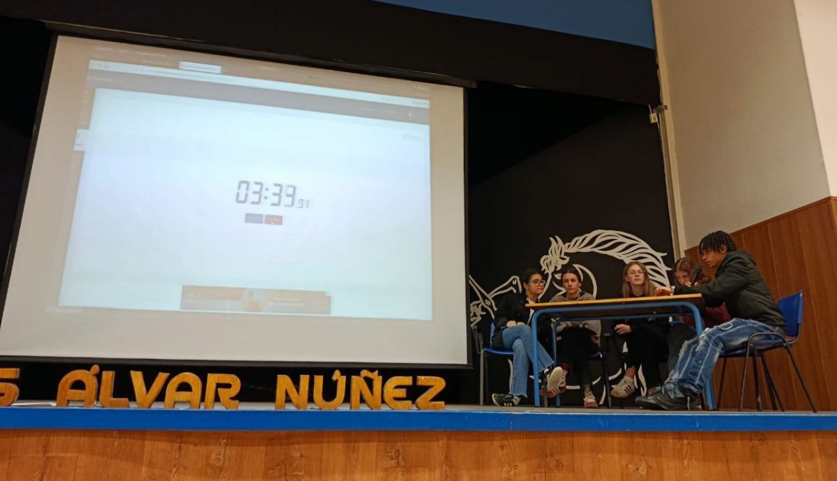 Los estudiantes participan en el concurso internacional de debate.