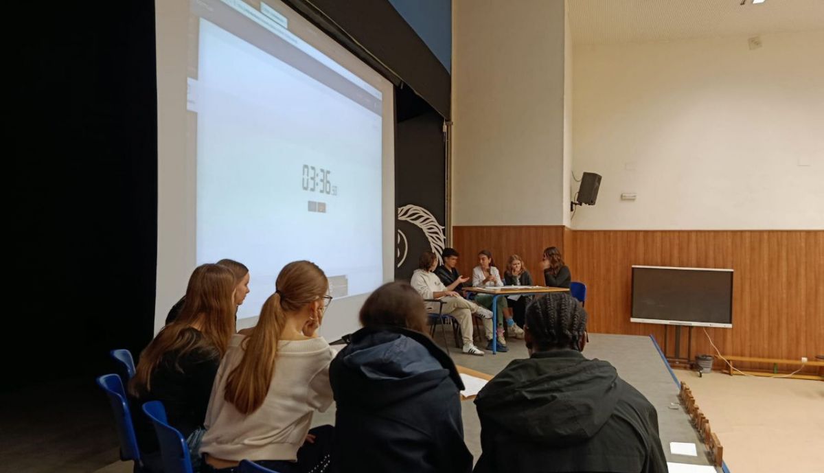 Un momento del encuentro en el instituto jerezano.