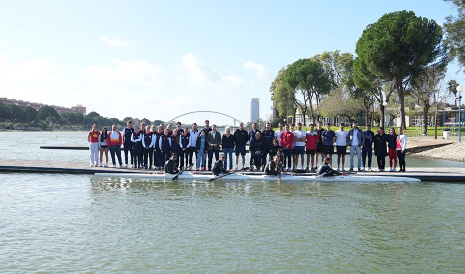 El presidente de la Junta de Andalucía, en la lámina de agua del Guadalquivir, junto con deportistas del CEAR de la Cartuja. 