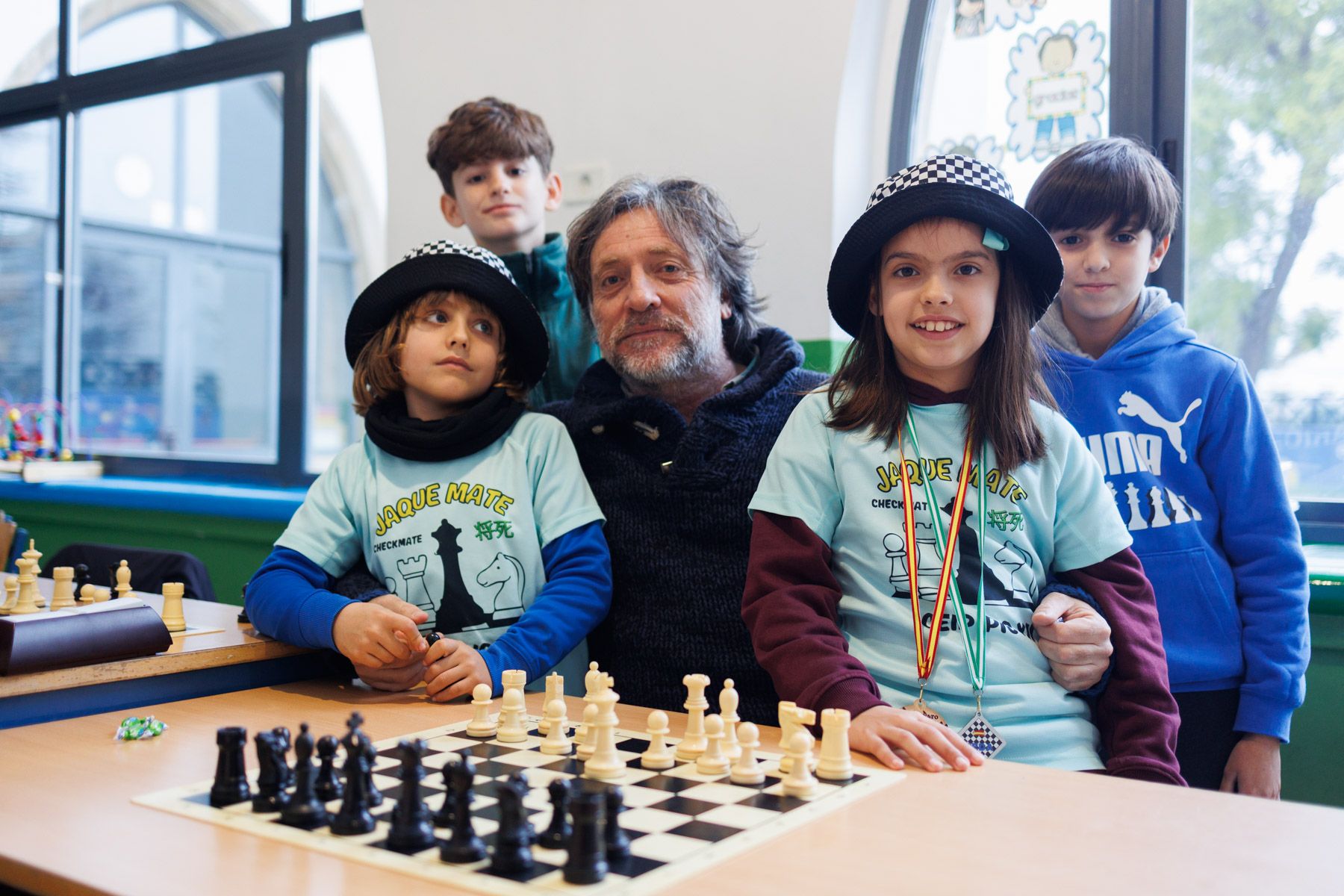 Pedro Gómez, el presidente de la Peña Alfil de Jerez, con varios jovencísimos ajedrecistas.