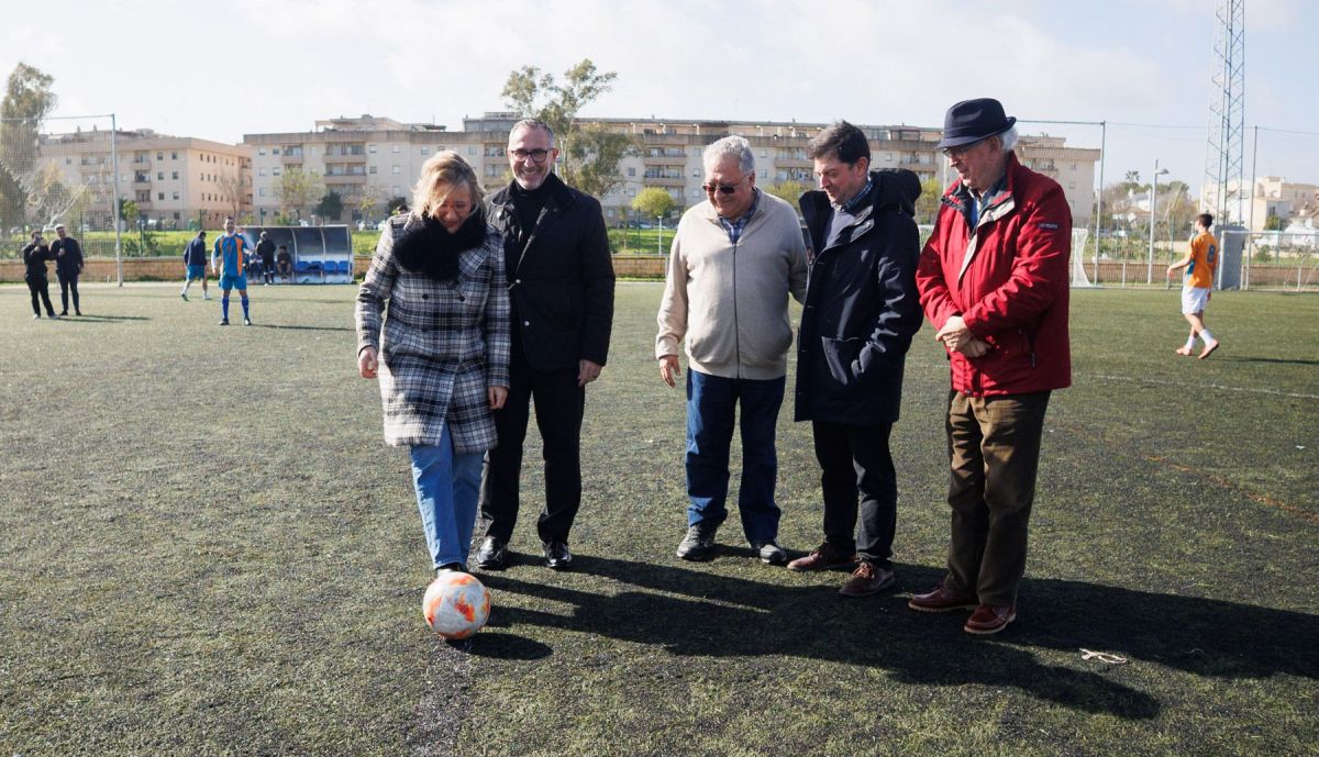 Saque de honor del partido.