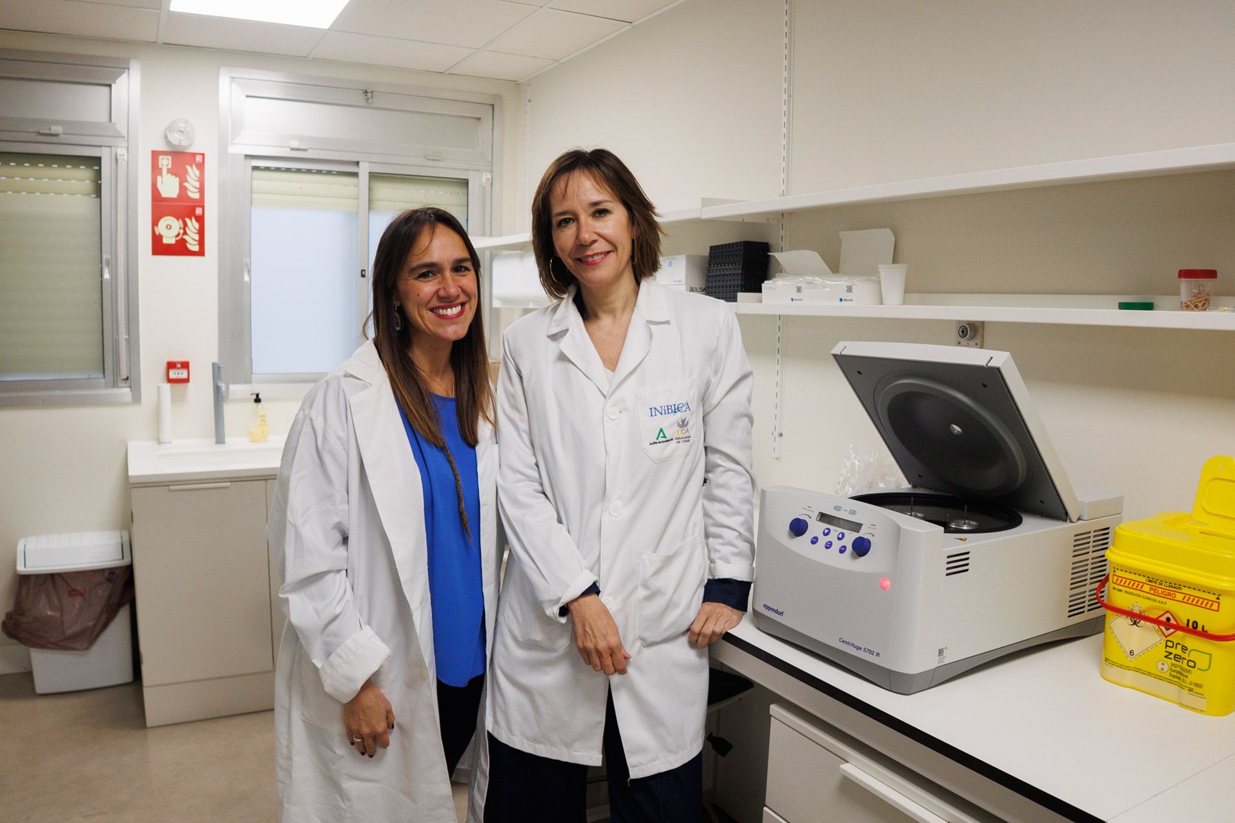 Las investigadoras Marta Ferreiro y Esther Berrocoso, en un laboratorio.