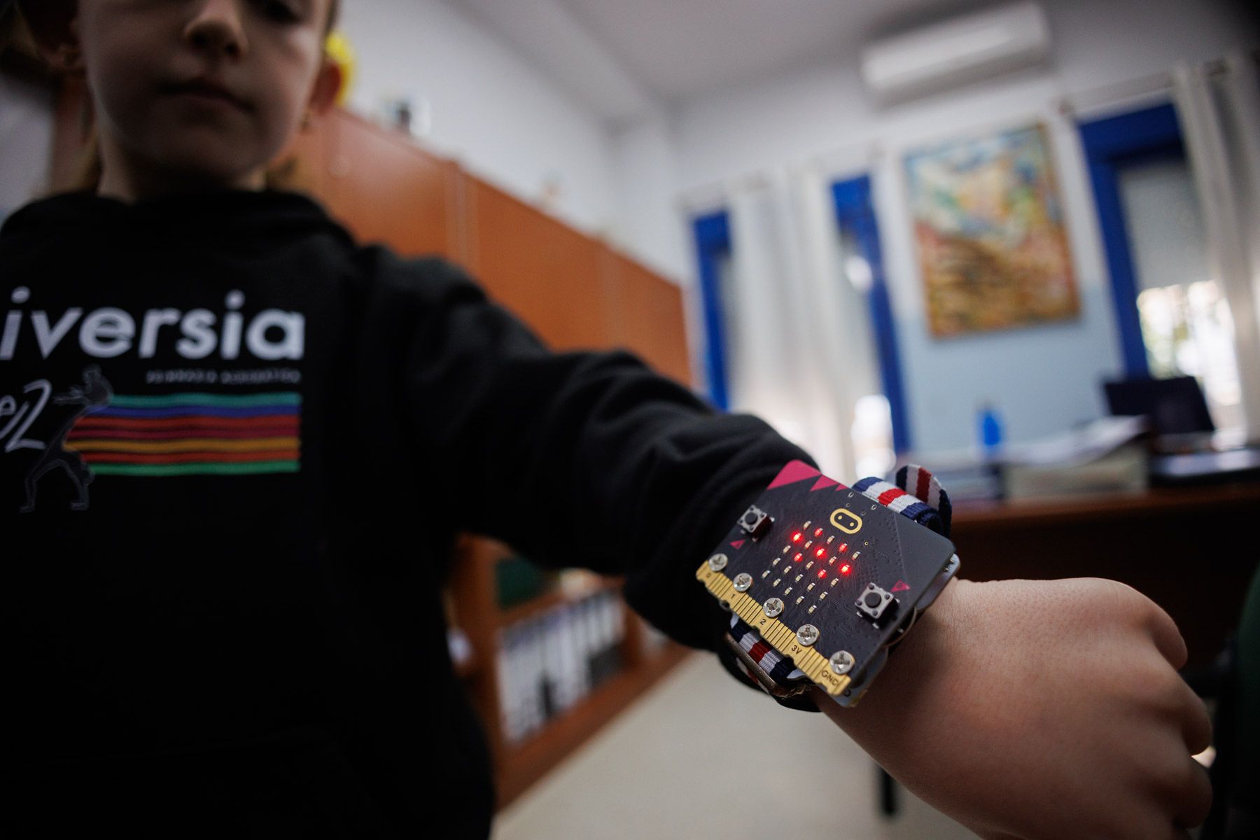 La pulsera que envía señales a los niños con discapacidad auditiva para poder jugar al fútbol.