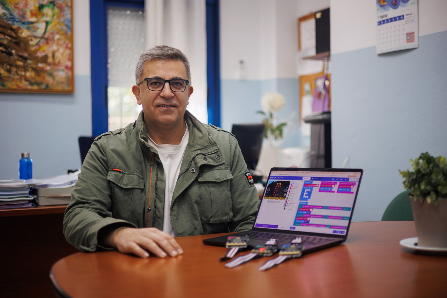 Luis García Cabello, director del CEIP Blas Infante, revoluciona con un proyecto para los niños con discapacidad auditiva. Luis García Cabello, director del CEIP Blas Infante, revoluciona con un proyecto para los niños con discapacidad auditiva.