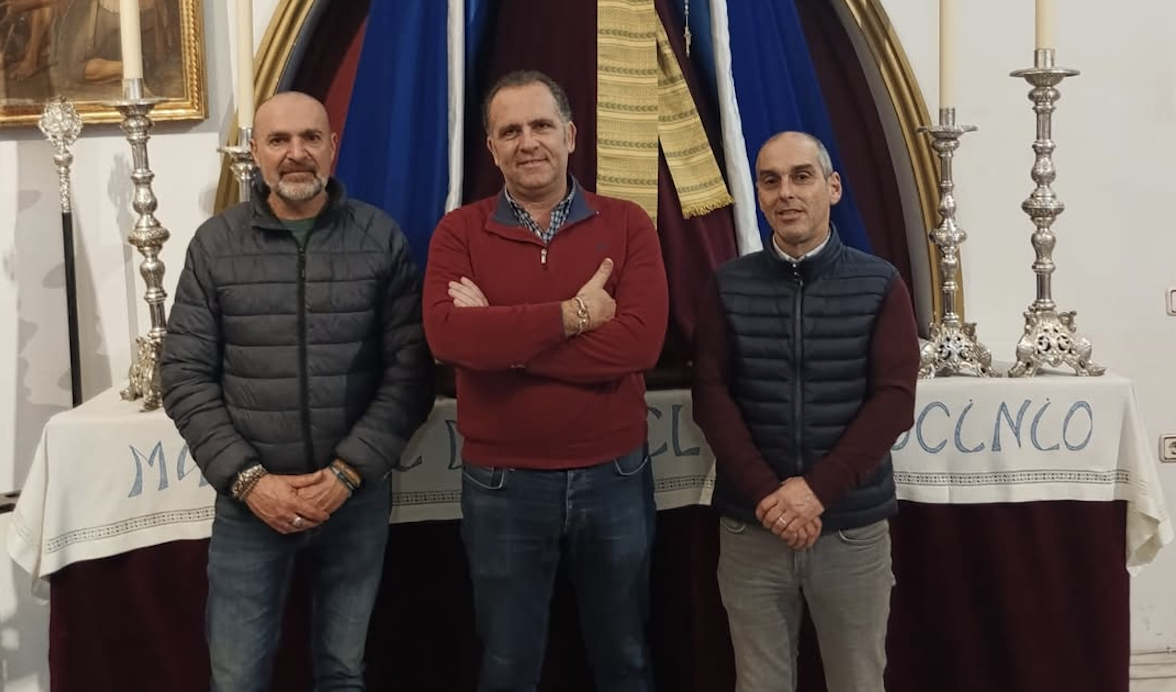 Salazar junto al hermano mayor en la capilla de la hermandad. 