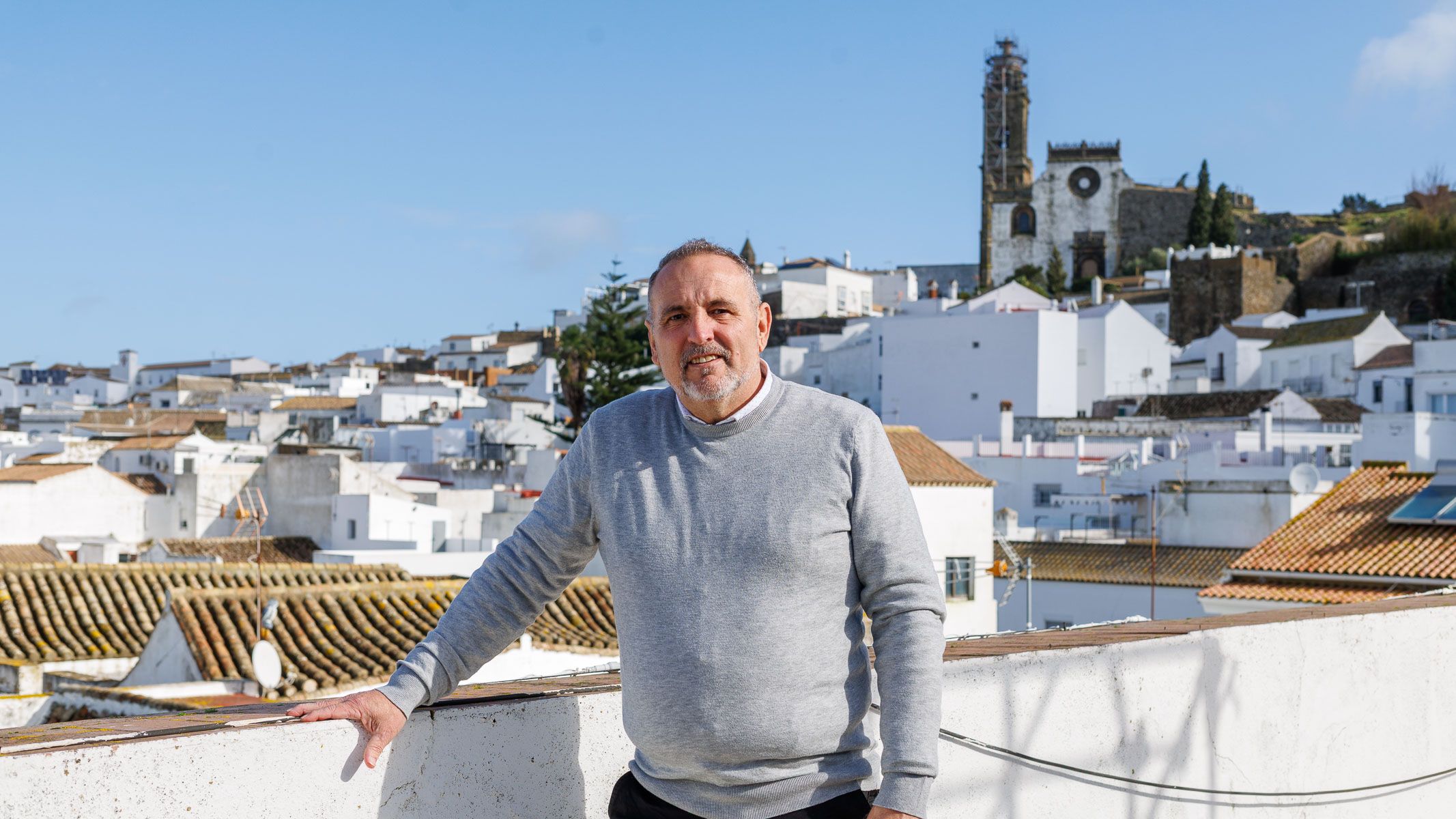 José Manuel Ruiz, alcalde de Medina Sidonia, en la azotea del Ayuntamiento con su pueblo al fondo. José Manuel Ruiz, alcalde de Medina Sidonia, en la azotea del Ayuntamiento con su pueblo al fondo.