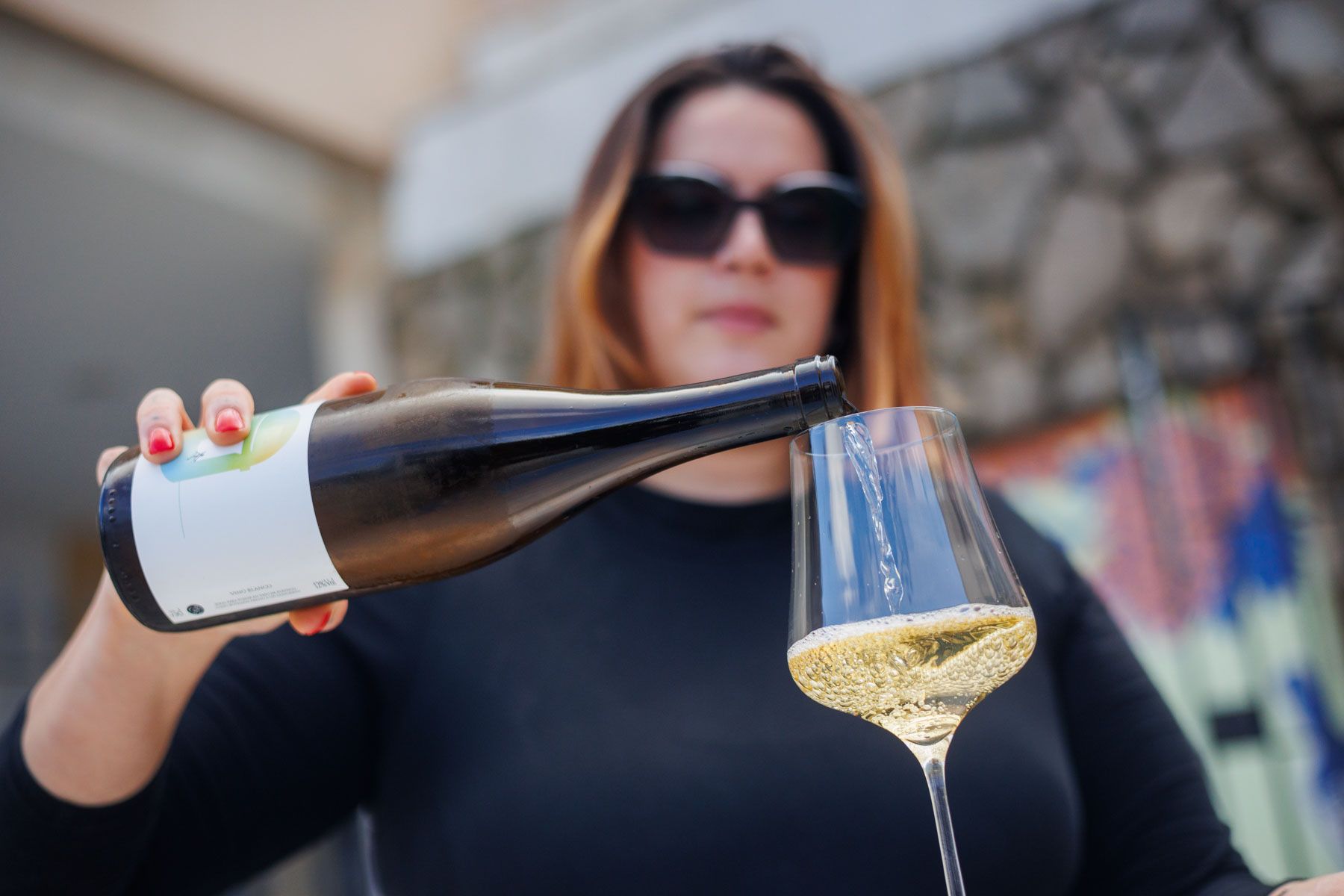 Elisabeth sirviendo una copa en Albariza en las venas.