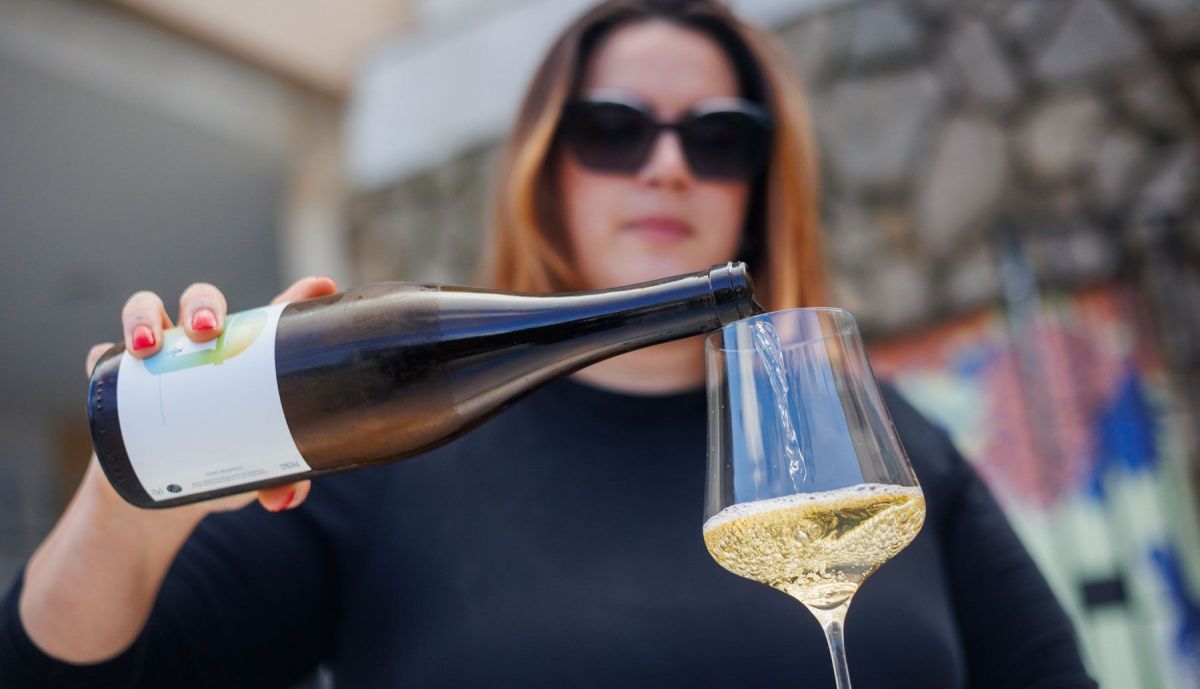 Elisabeth sirviendo una copa en Albariza en las venas.