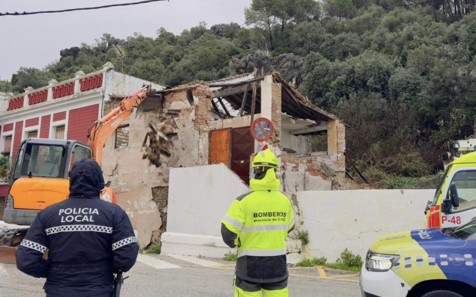 Bomberos actuando en una casa en riesgo de derrumbe. Bomberos actuando en una casa en riesgo de derrumbe.