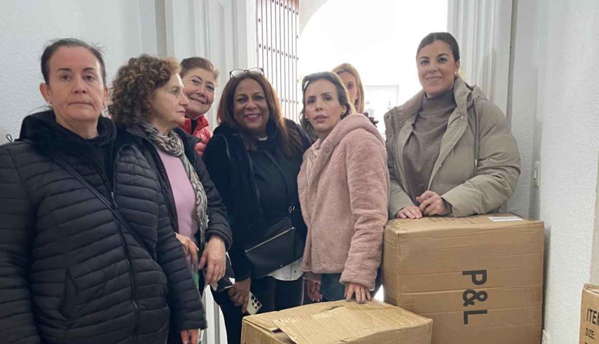 Donación de material por parte de la Fundación López Mariscal a trabajadoras de Ayuda a Domicilio de Ubrique.