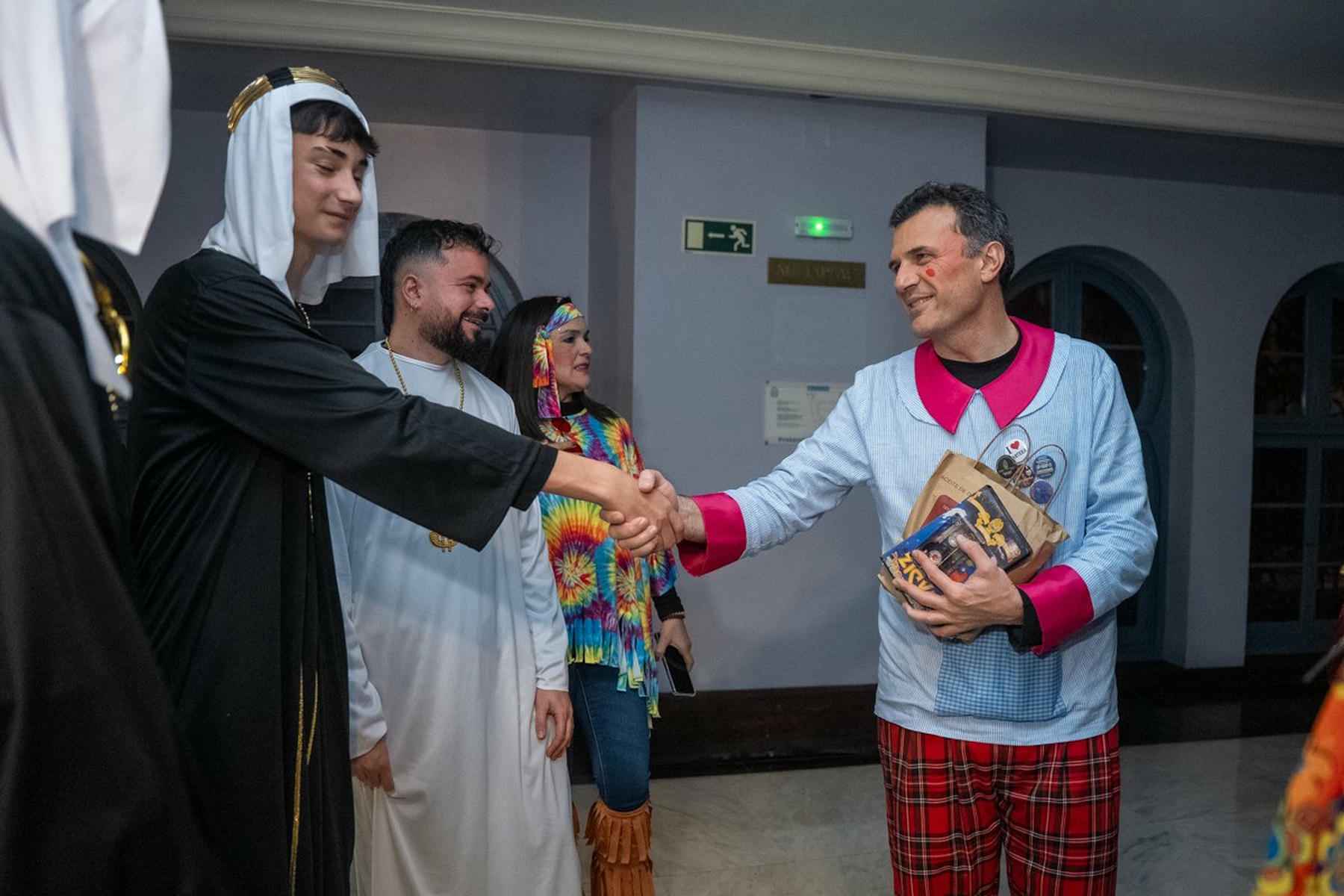 El saludo entre Bruno García y Julio Rodríguez, el 'ángel de Adamuz'.