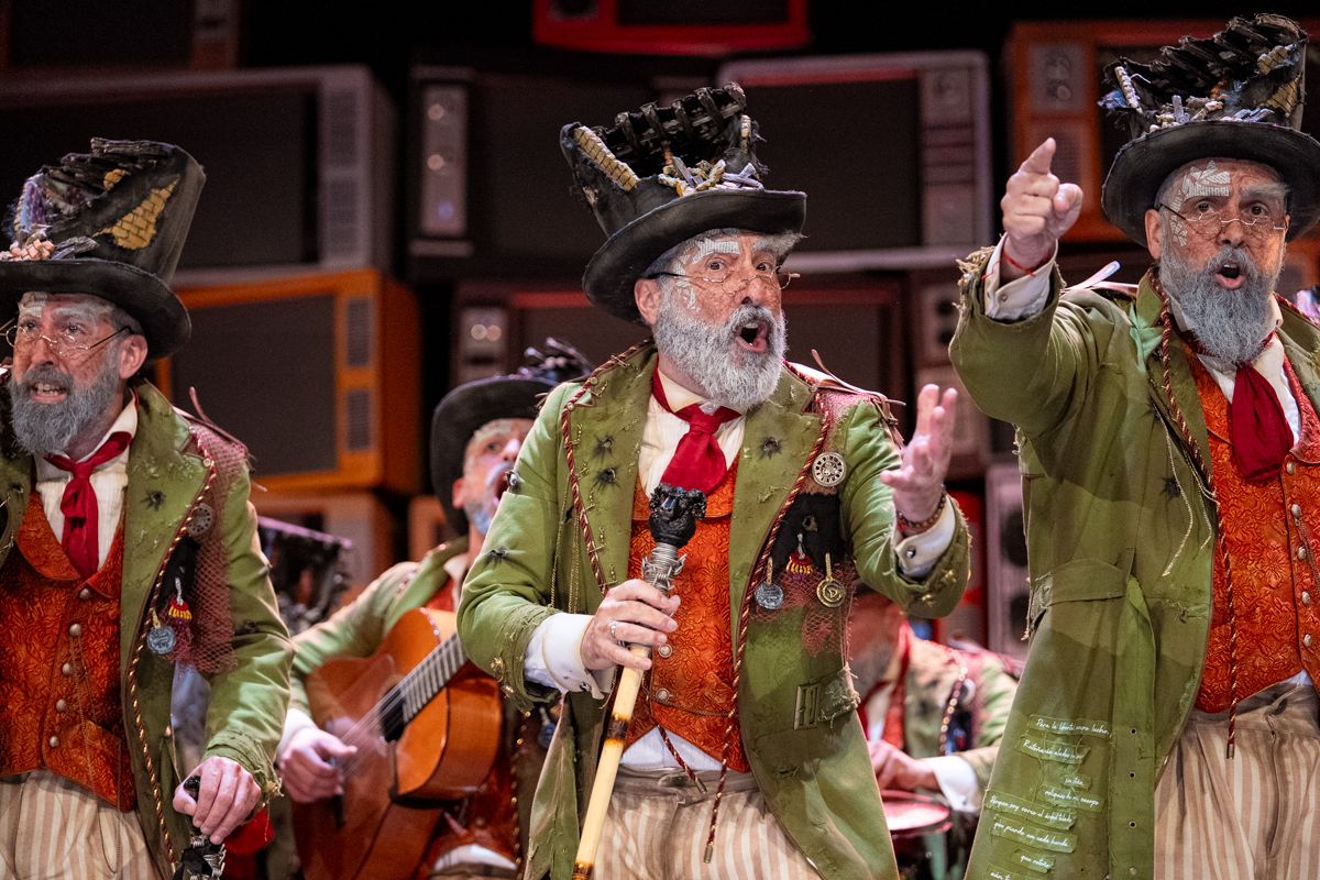 Un momento de la actuación de la comparsa 'Los humanos' en la Gran Final del COAC