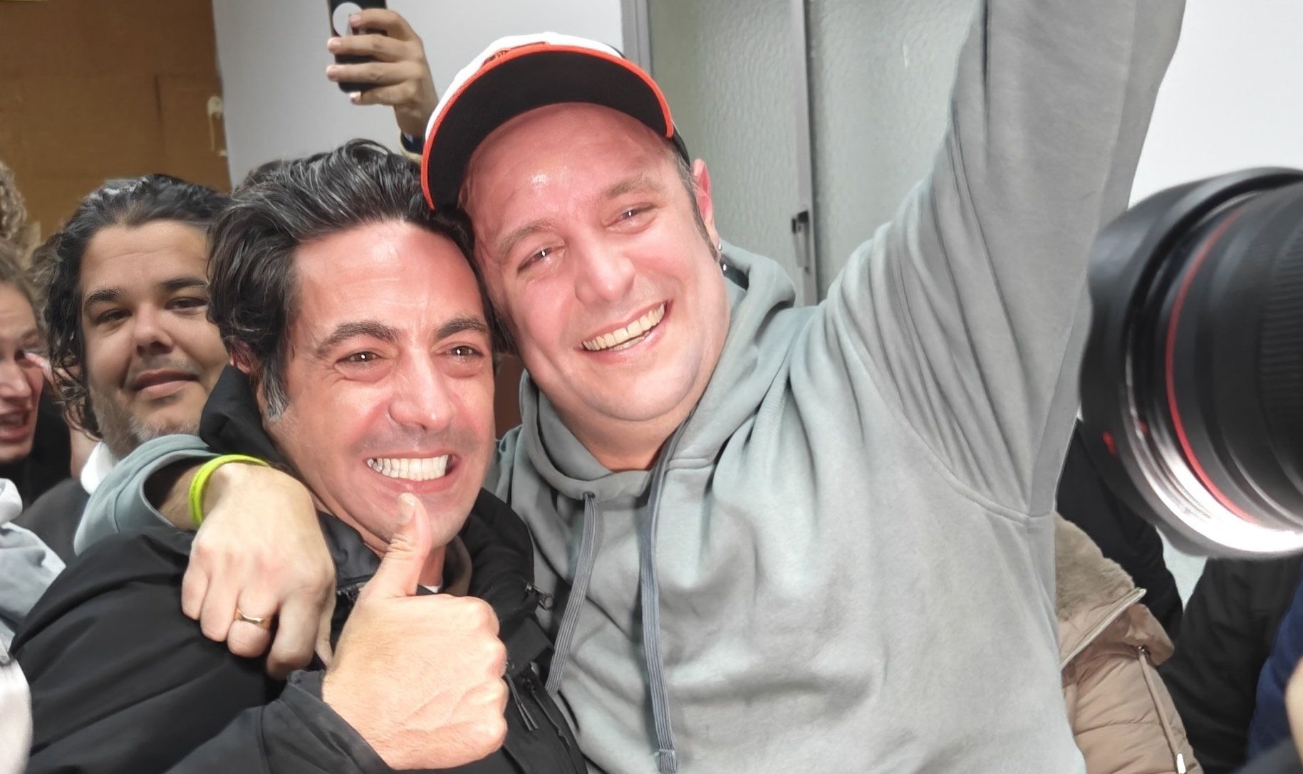 El Bizcocho y Pablo de la Prida, celebrando el primer premio de la chirigota.