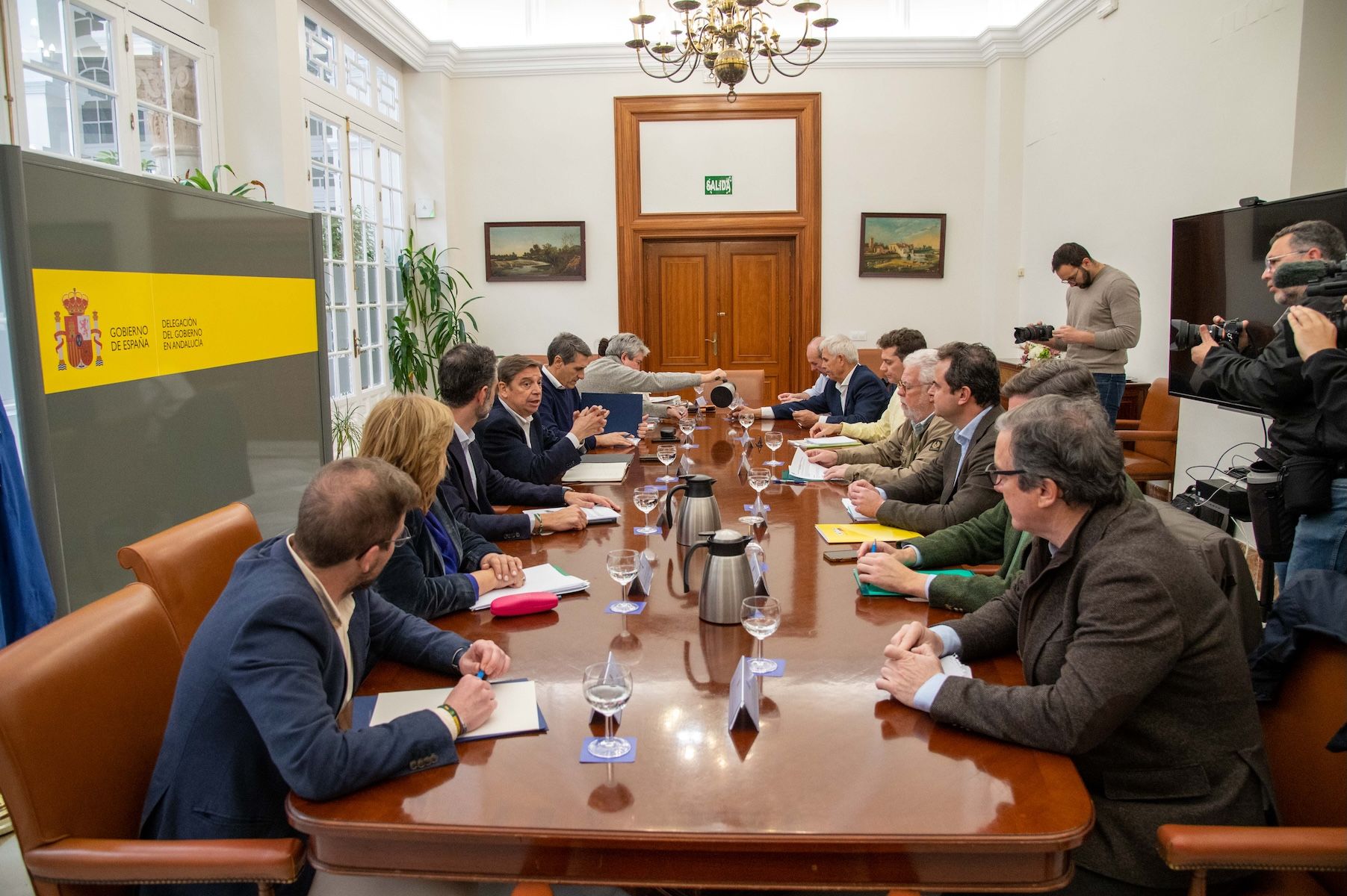 El ministro de Agricultura, Luis Planas, reunido en Sevilla con organizaciones agrarias, cooperativas y el consejero de Agricultura de Andalucía