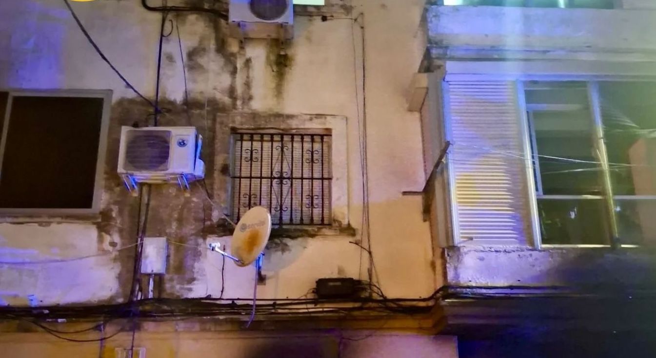 Aspecto del edificio que sufre el incendio en la calle Tona de Jerez.